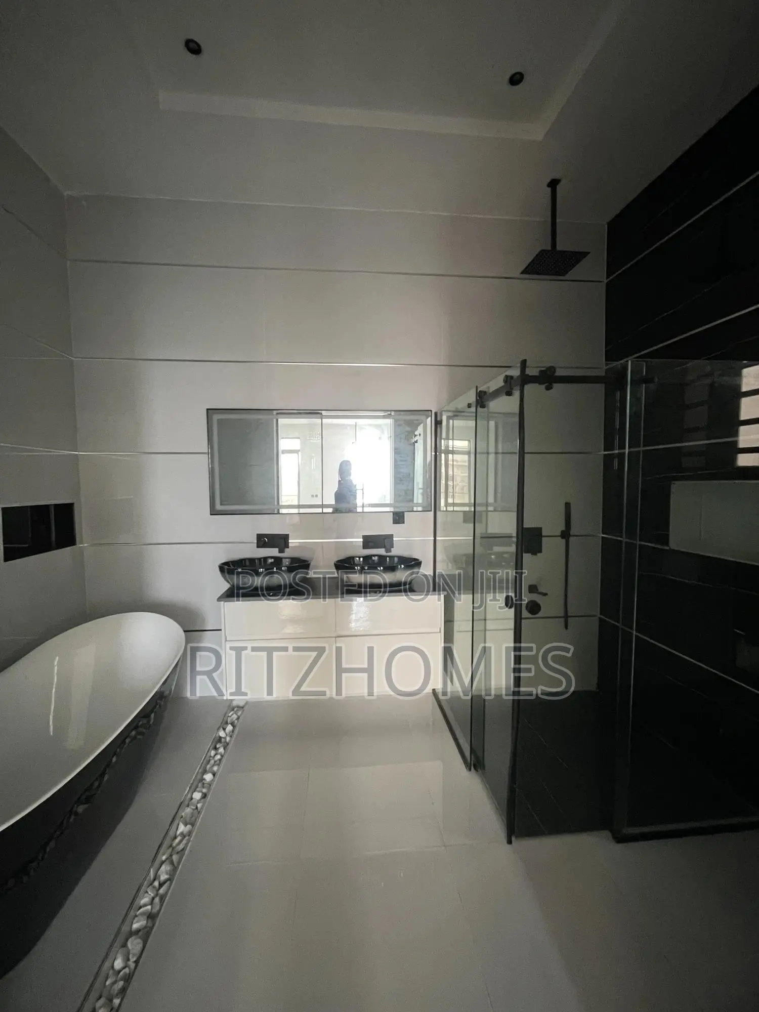 5bdrm House in Ado / Ajah for sale
