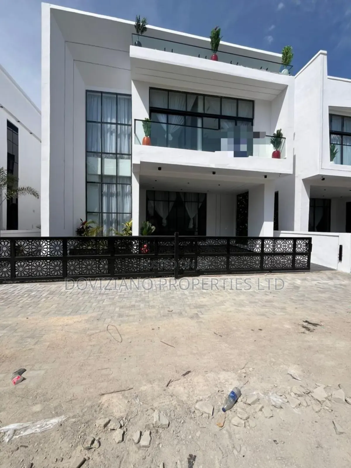 5bdrm Duplex in Chevron for sale