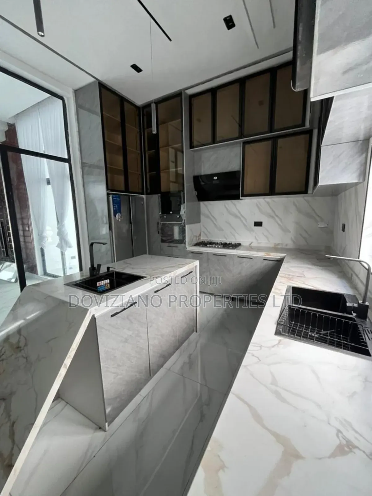 5bdrm Duplex in Chevron for sale
