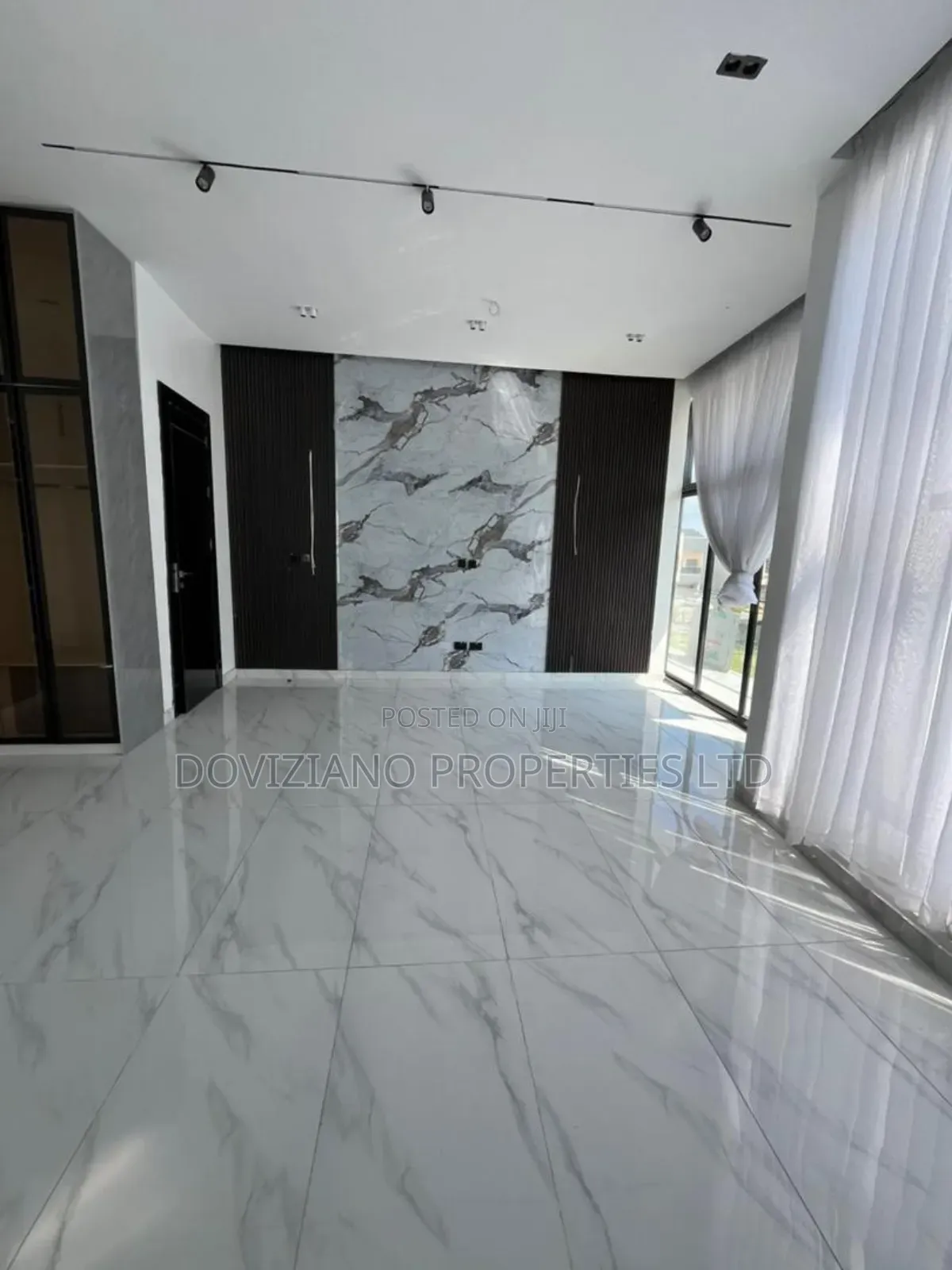 5bdrm Duplex in Chevron for sale