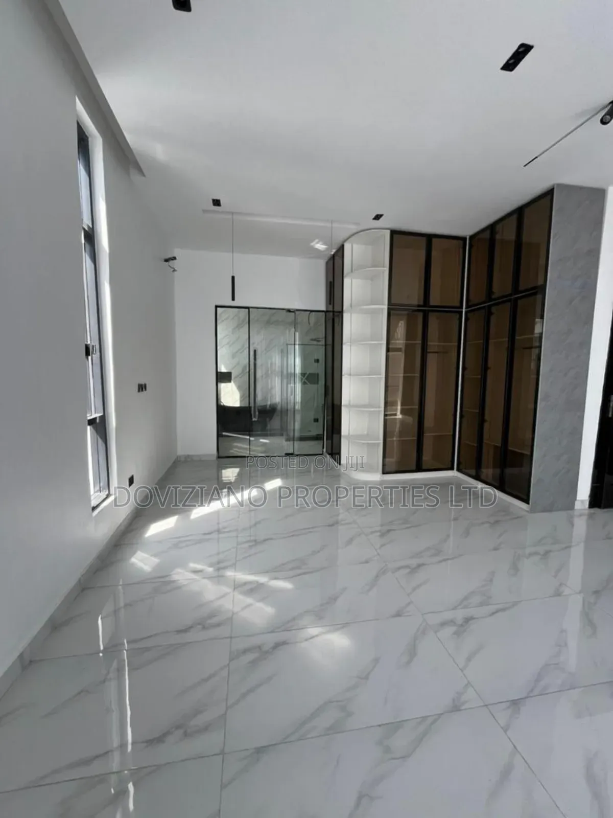 5bdrm Duplex in Chevron for sale