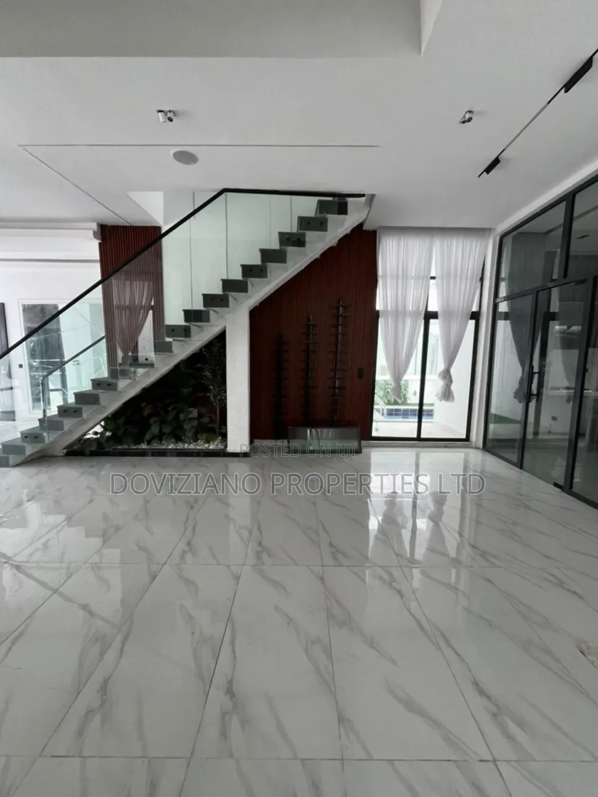 5bdrm Duplex in Chevron for sale