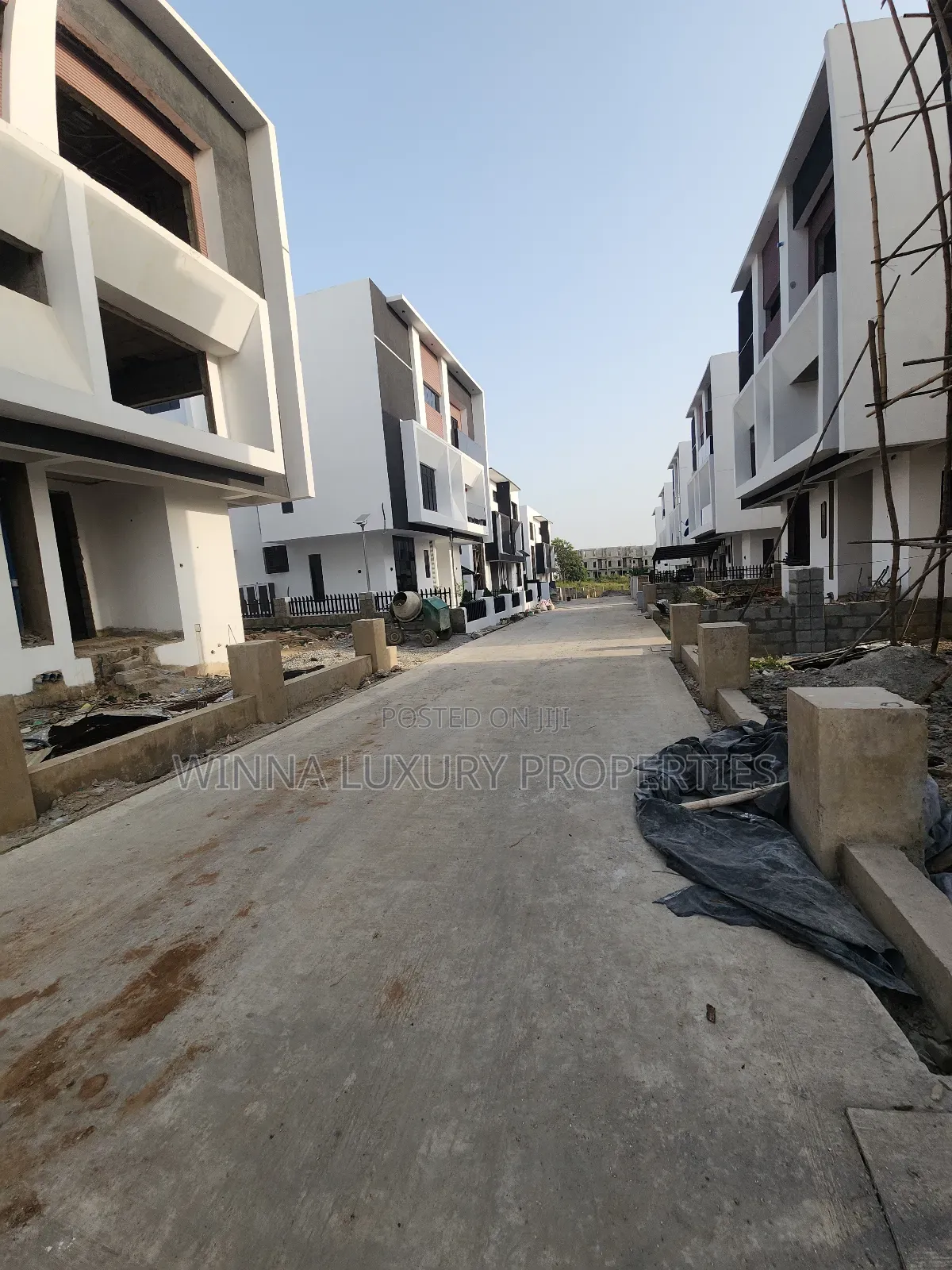 5bdrm Duplex in River Park Estate, for sale