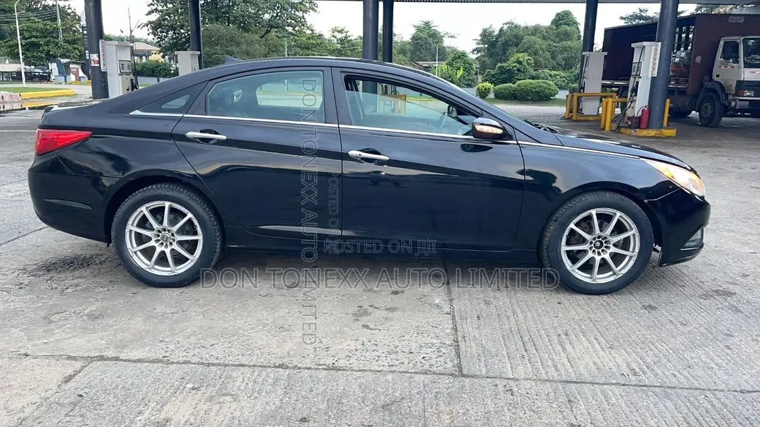 Hyundai Sonata Limited 2.0T Sedan (2.0L 4cyl 6A) 2011 Black