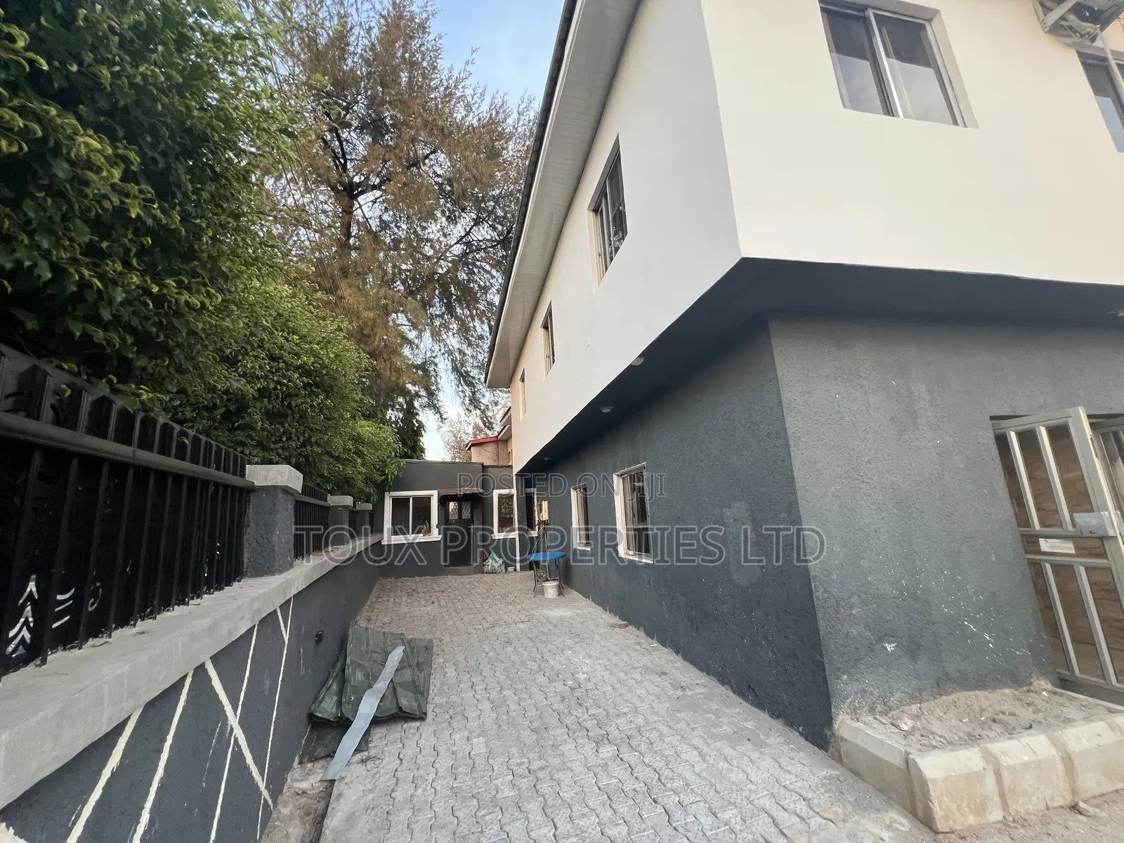 20bdrm House in Zone 4 / Wuse for sale