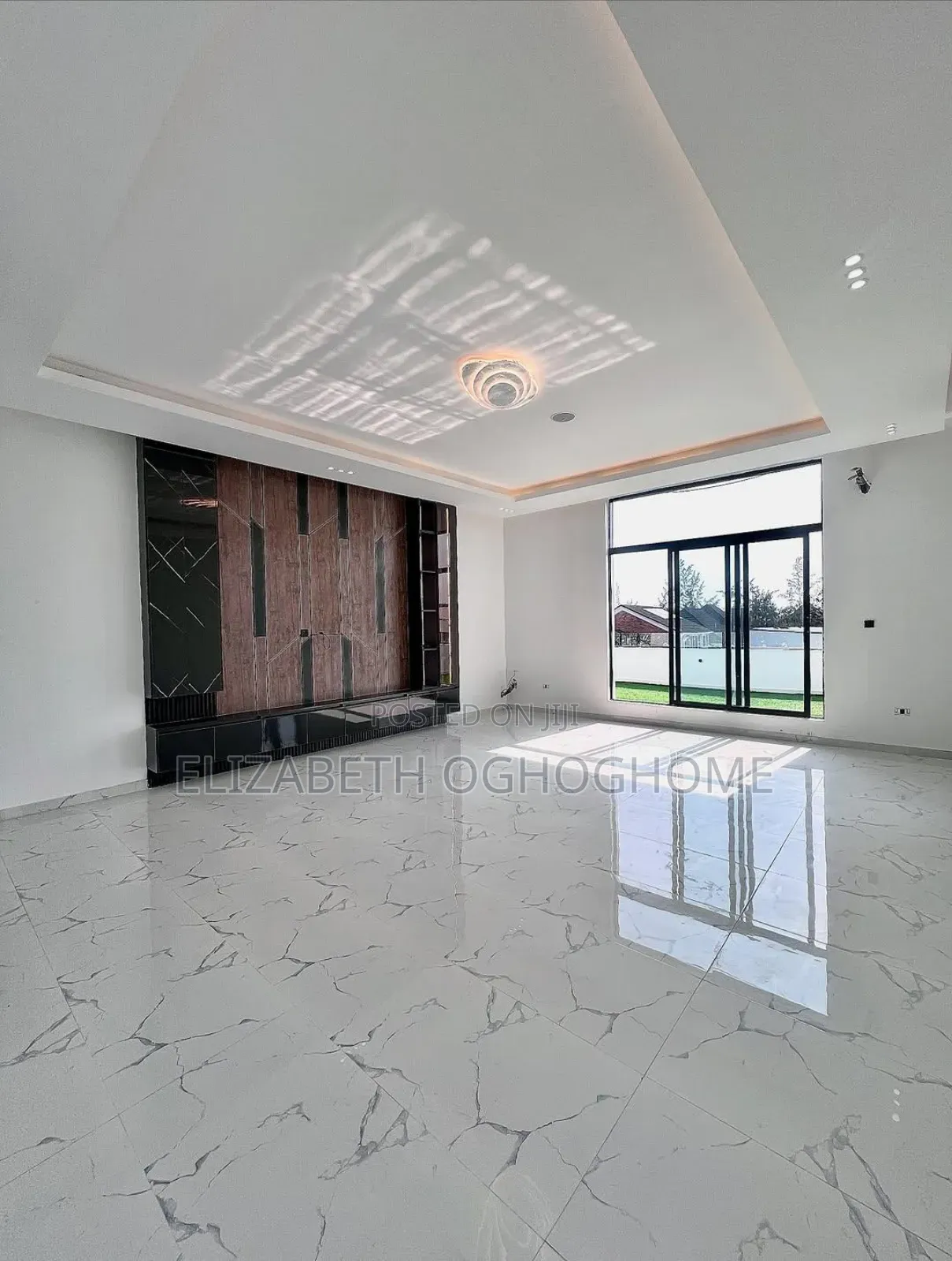 5bdrm Duplex in Ikota for sale
