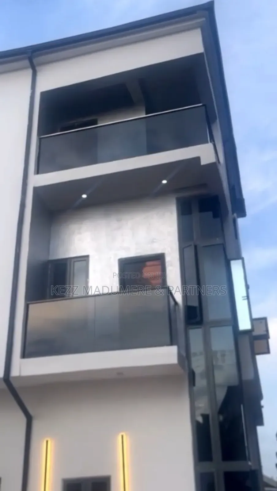 5bdrm Duplex in Off Nnebisi Road ,, Oshimili South for sale
