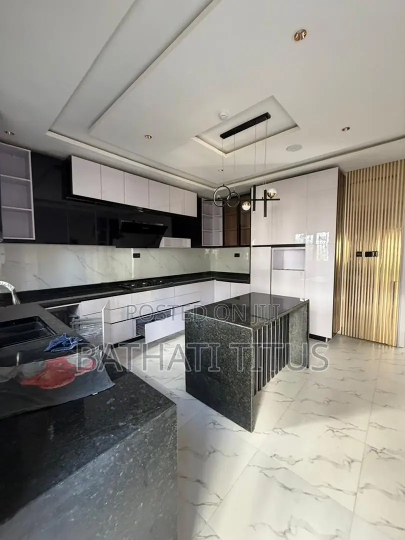 5bdrm Duplex in Kado for sale