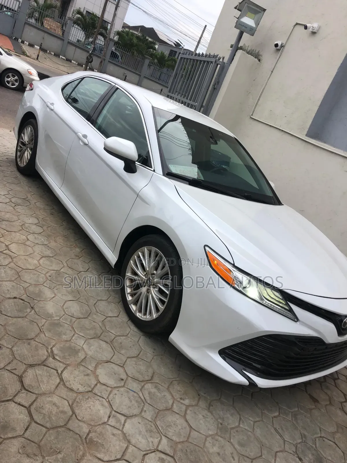 Toyota Camry XLE FWD (2.5L 4cyl 8AM) 2018 White