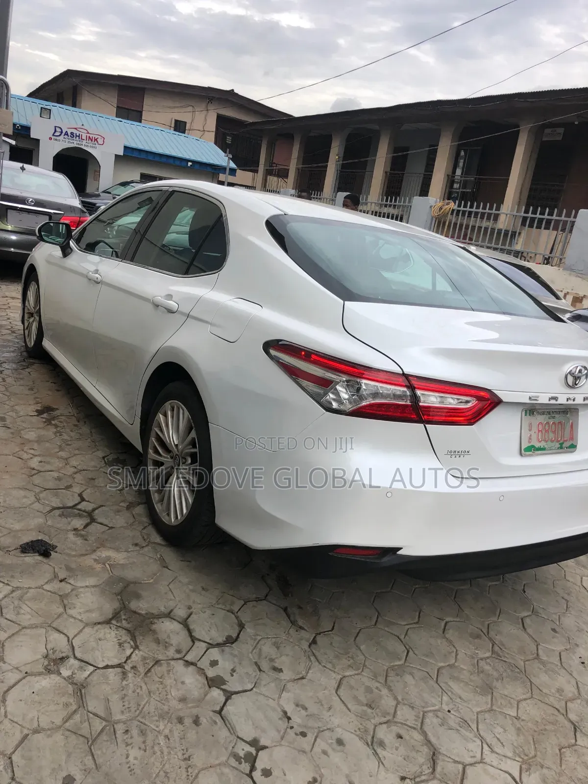Toyota Camry XLE FWD (2.5L 4cyl 8AM) 2018 White