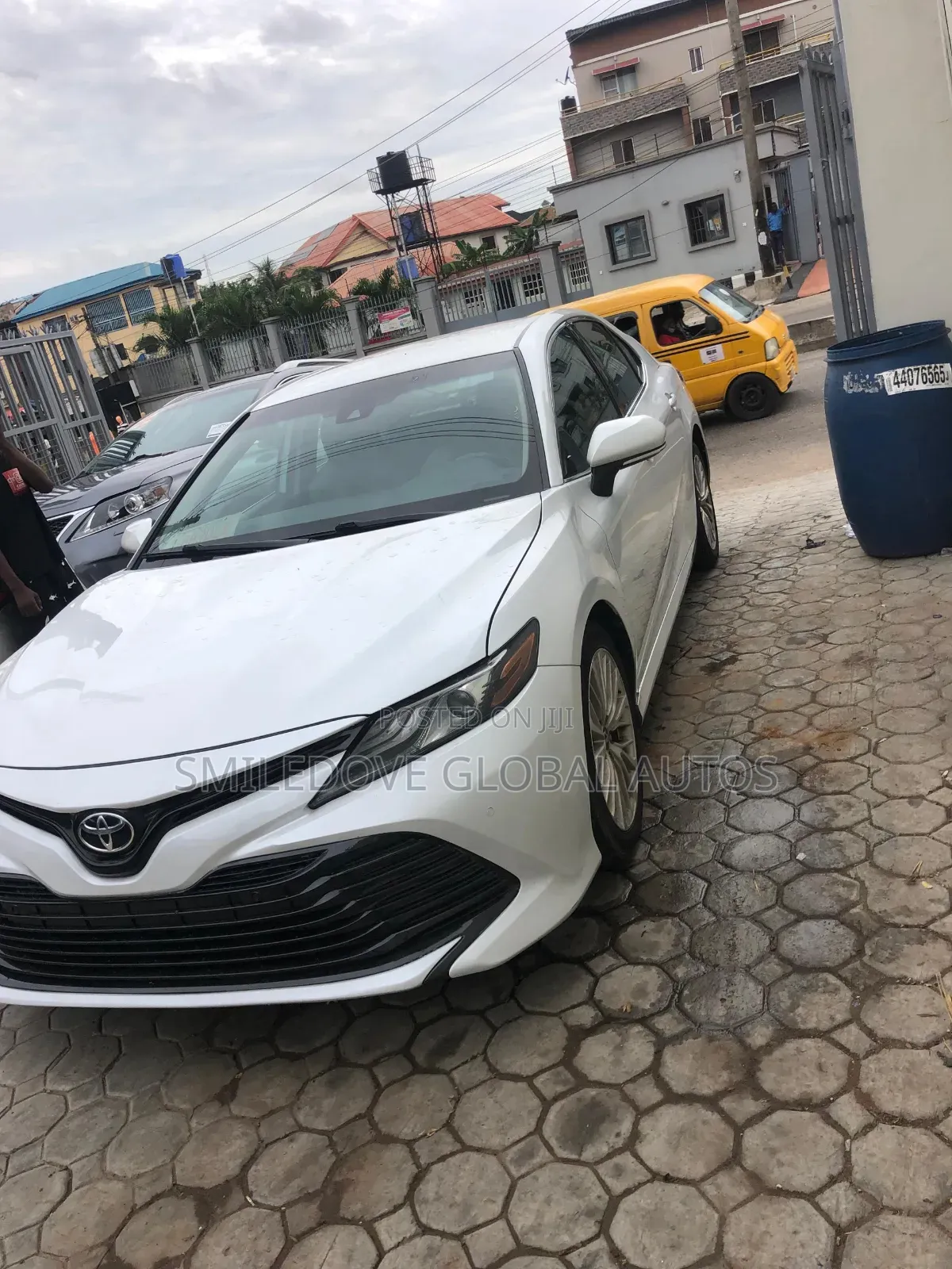 Toyota Camry XLE FWD (2.5L 4cyl 8AM) 2018 White