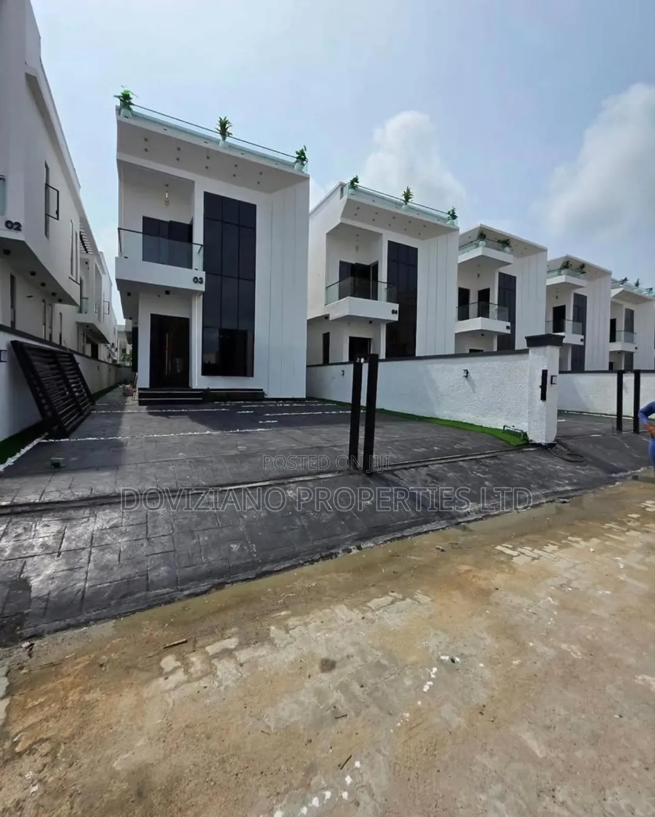 5bdrm Duplex in Chevron for sale