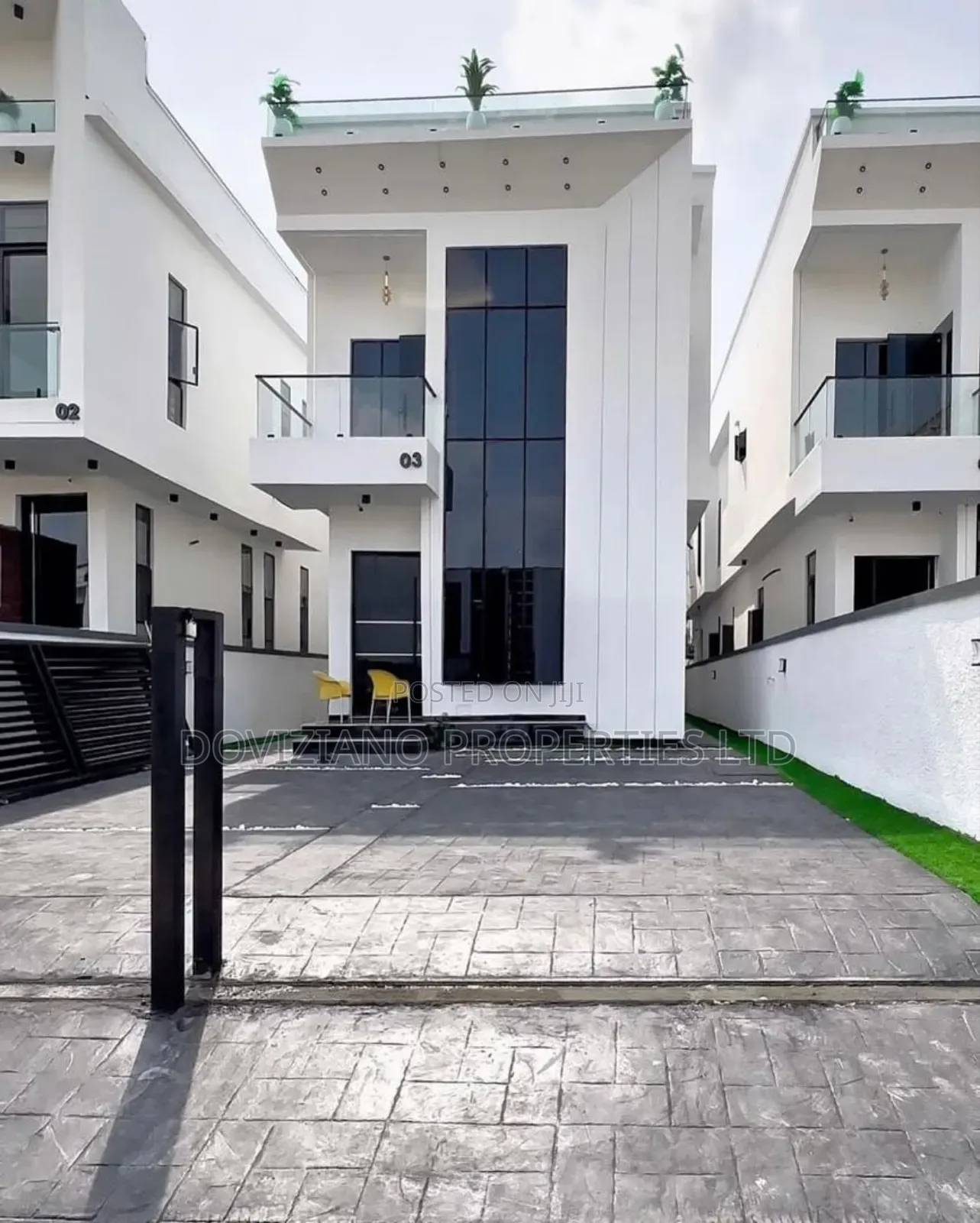 5bdrm Duplex in Chevron for sale
