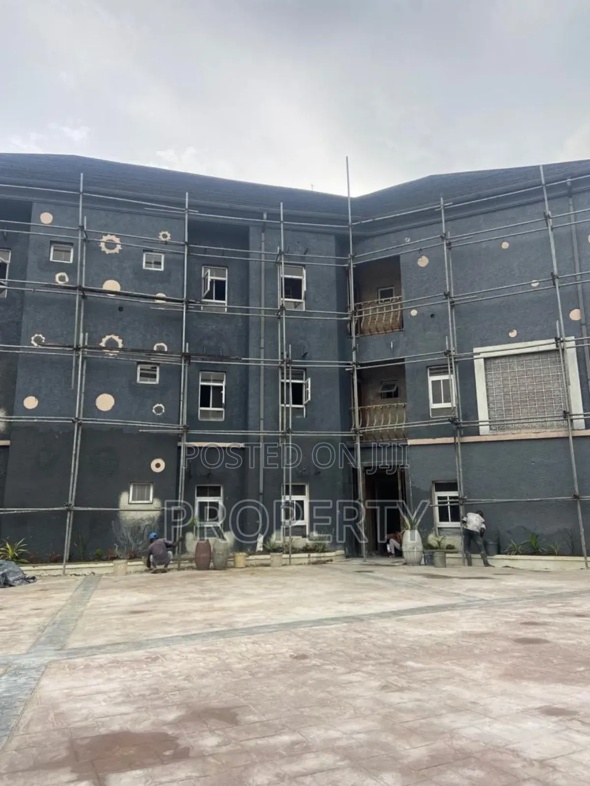 20 Rooms of Four Suit Hotel