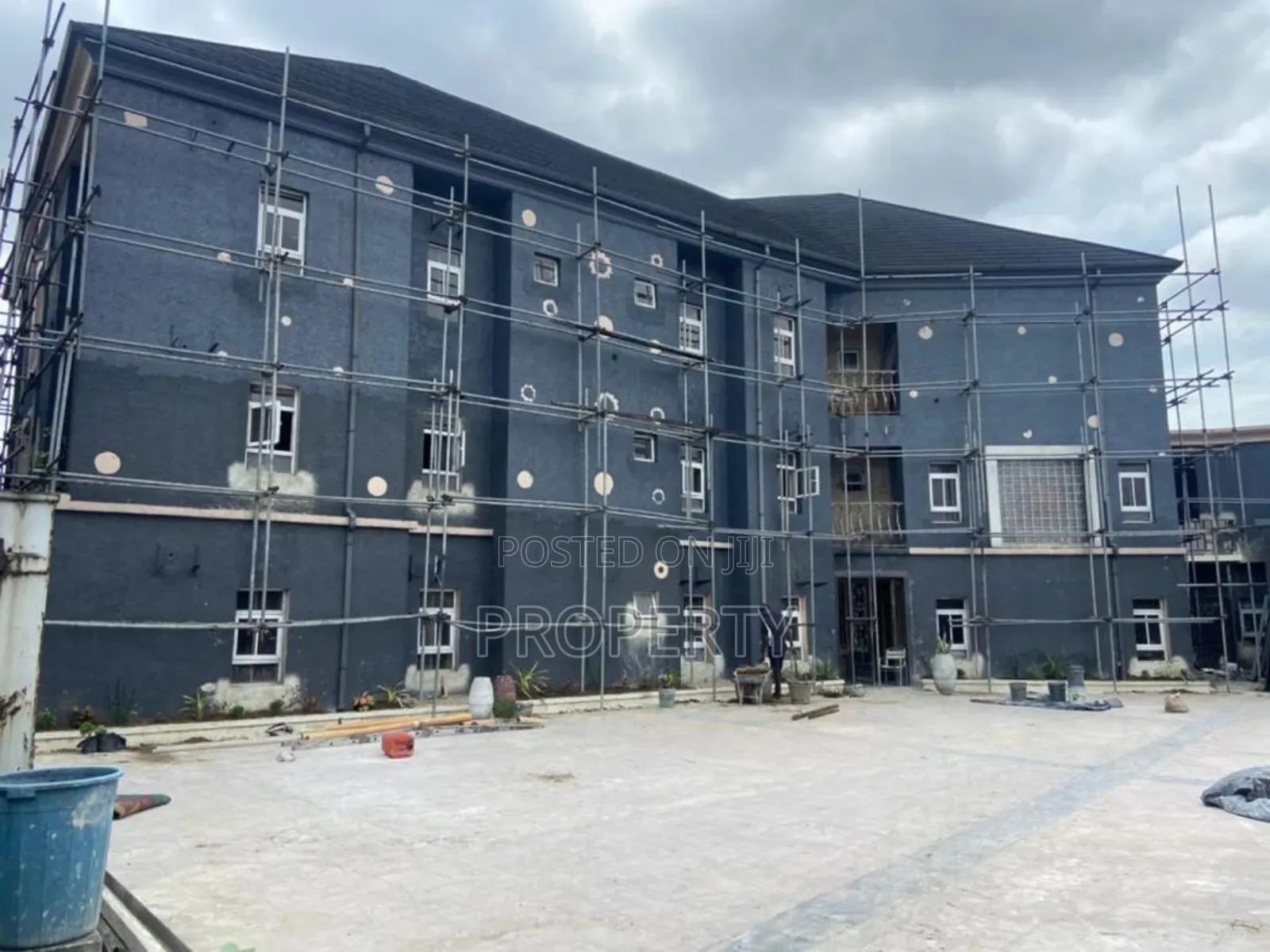 20 Rooms of Four Suit Hotel