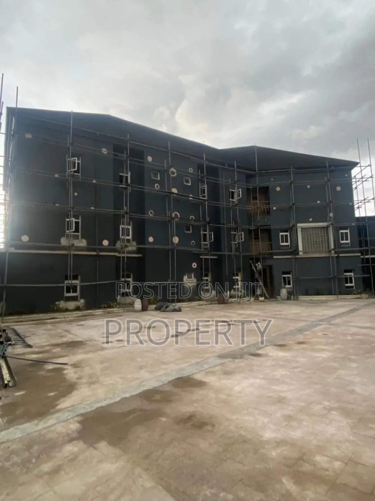 20 Rooms of Four Suit Hotel