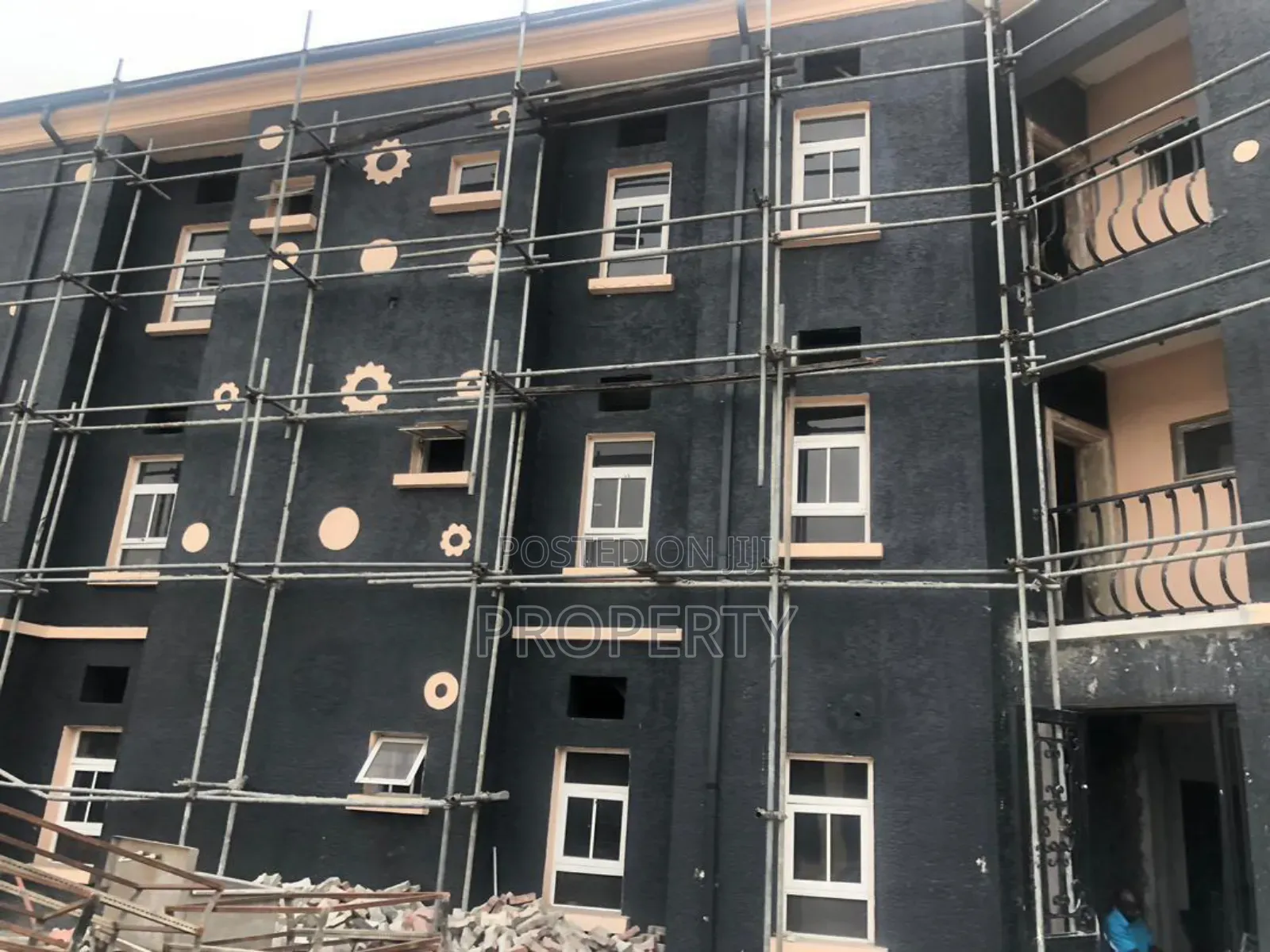 20 Rooms of Four Suit Hotel