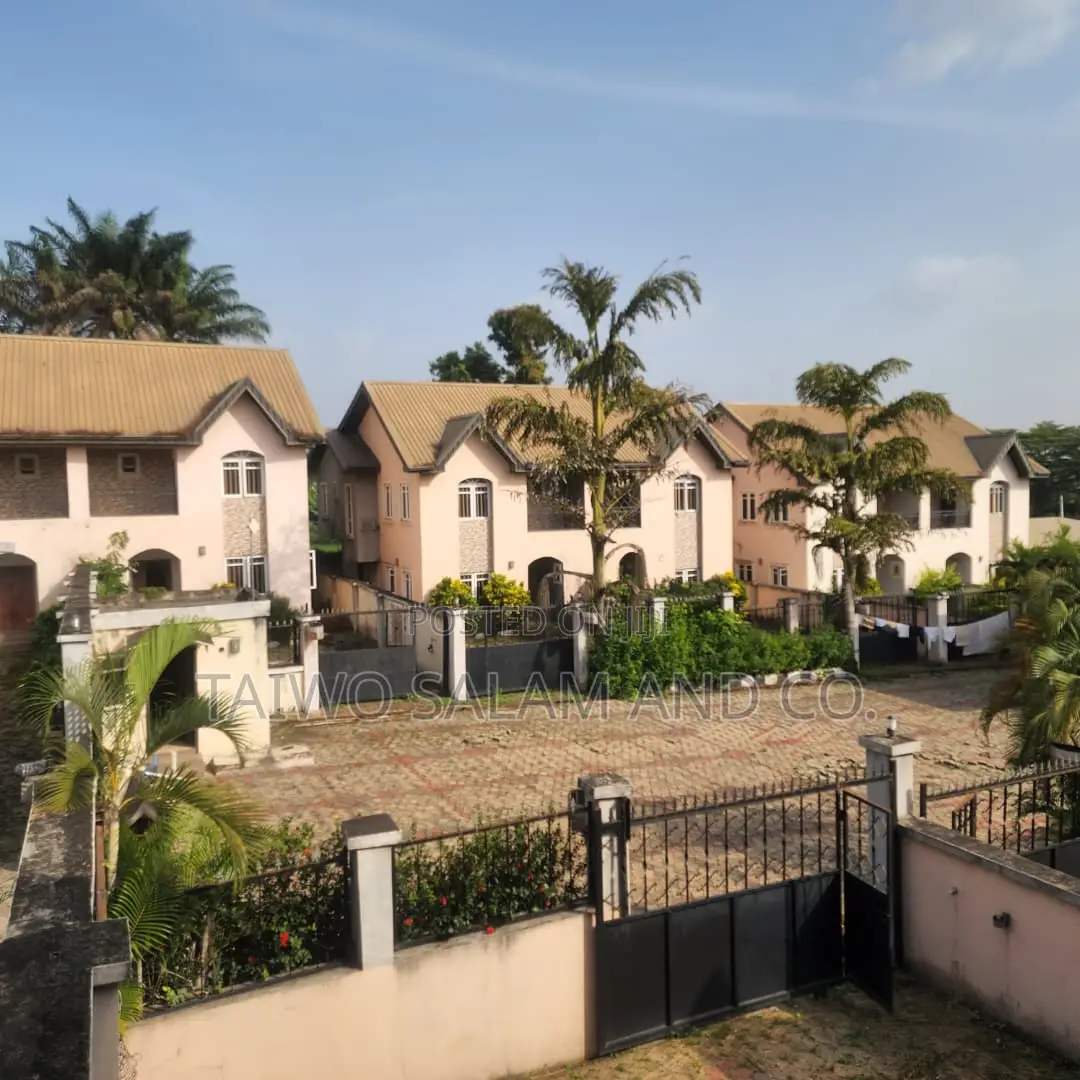 4bdrm Duplex in Jericho for sale