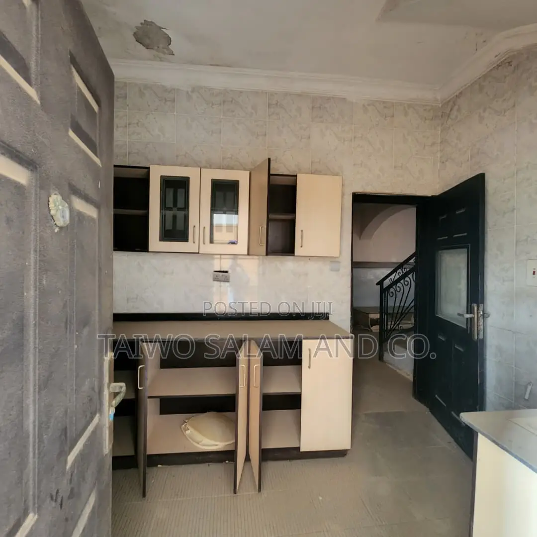 4bdrm Duplex in Jericho for sale