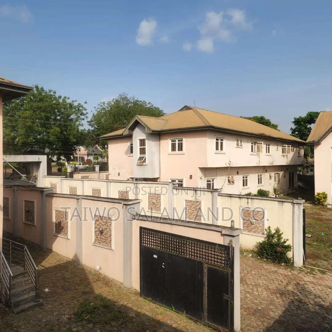 4bdrm Duplex in Jericho for sale
