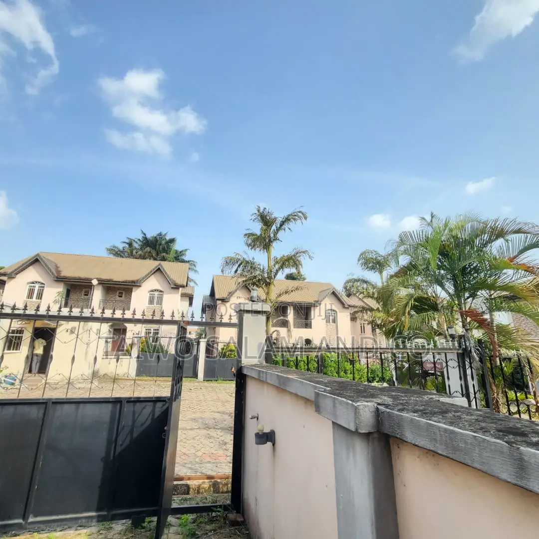 4bdrm Duplex in Jericho for sale