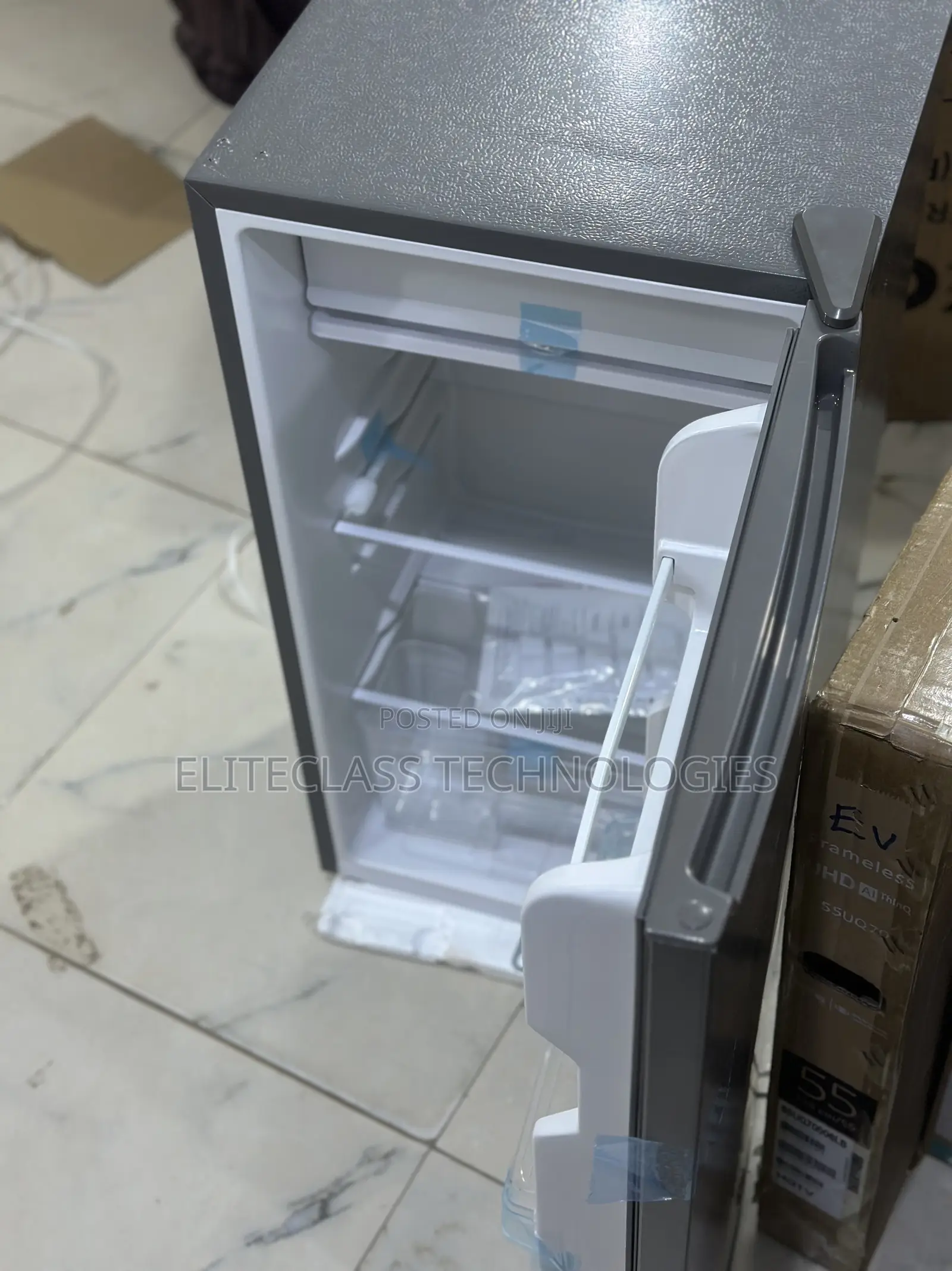 Glamstar GFR-120s-M(S) Compact Refrigerator, 90l Capacity