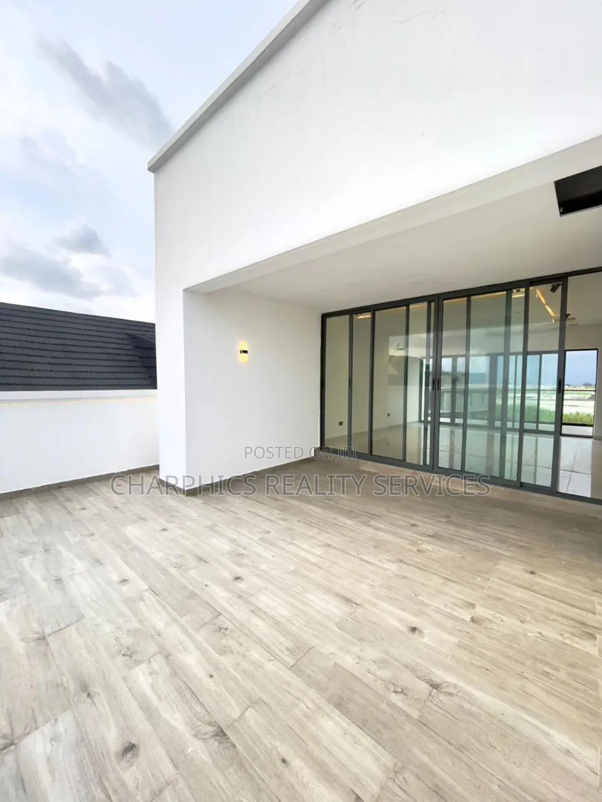 5bdrm Duplex in Ikate for sale
