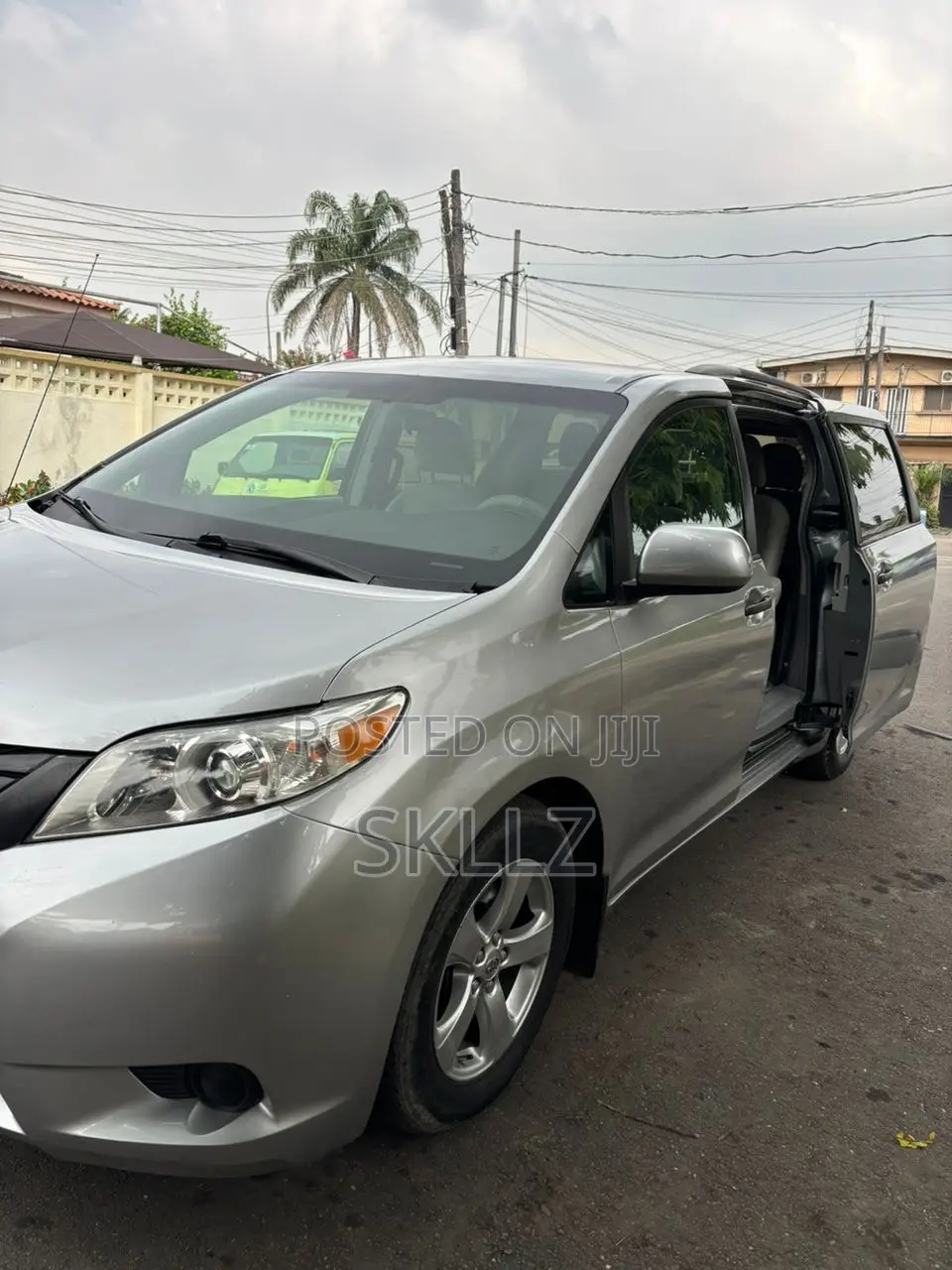 Toyota Sienna LE 8 Passenger 2012 Silver