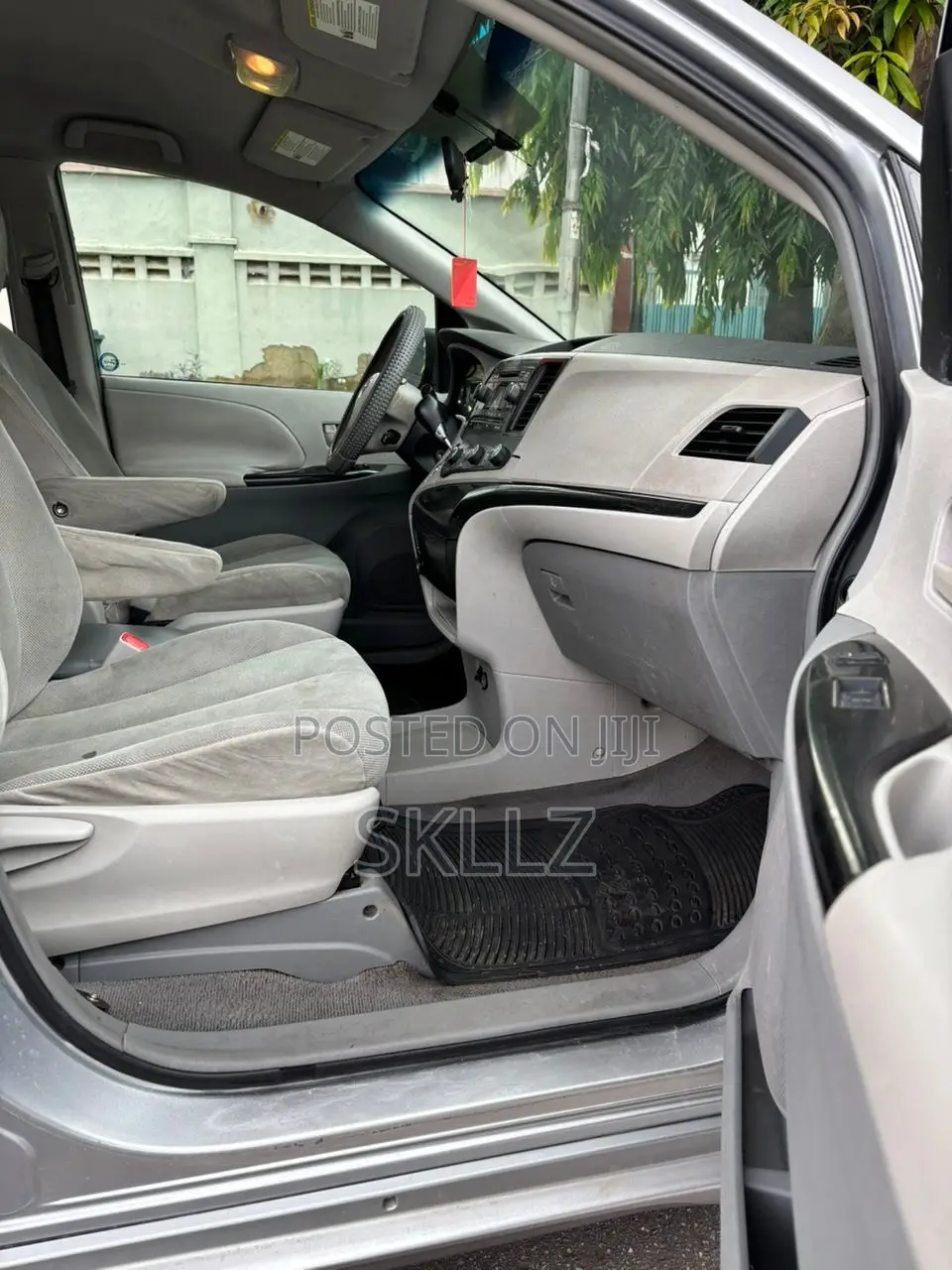 Toyota Sienna LE 8 Passenger 2012 Silver