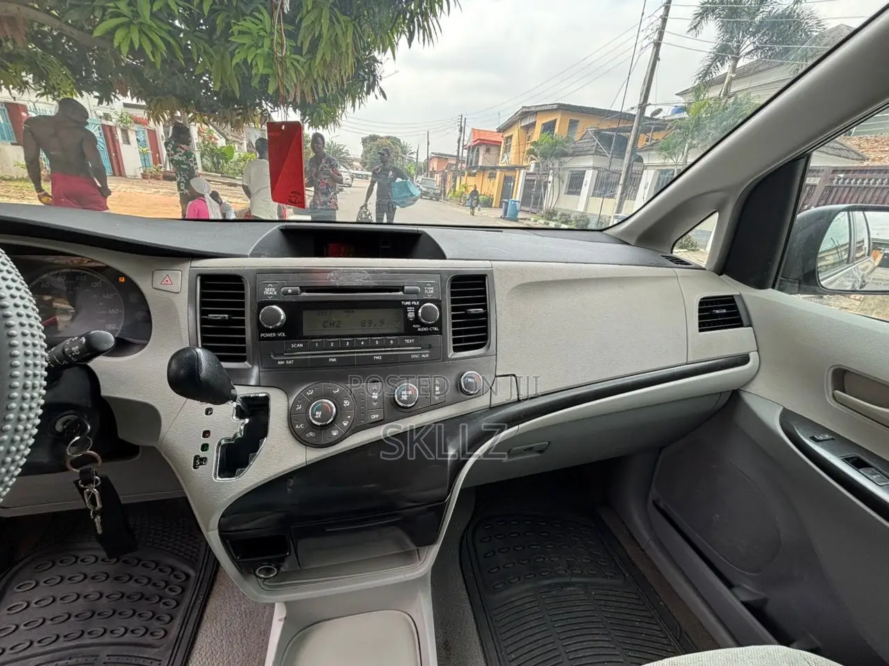 Toyota Sienna LE 8 Passenger 2012 Silver