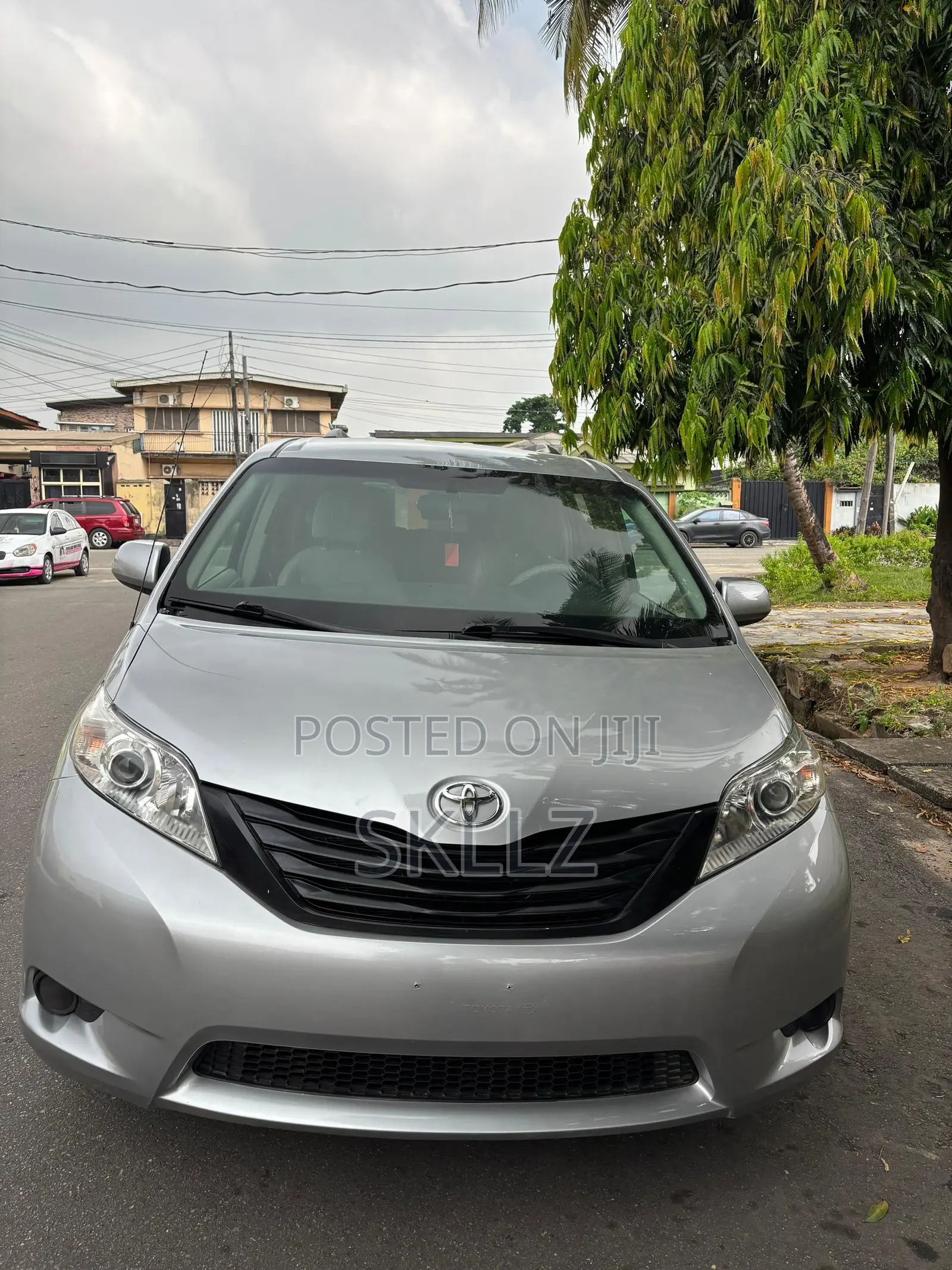 Toyota Sienna LE 8 Passenger 2012 Silver
