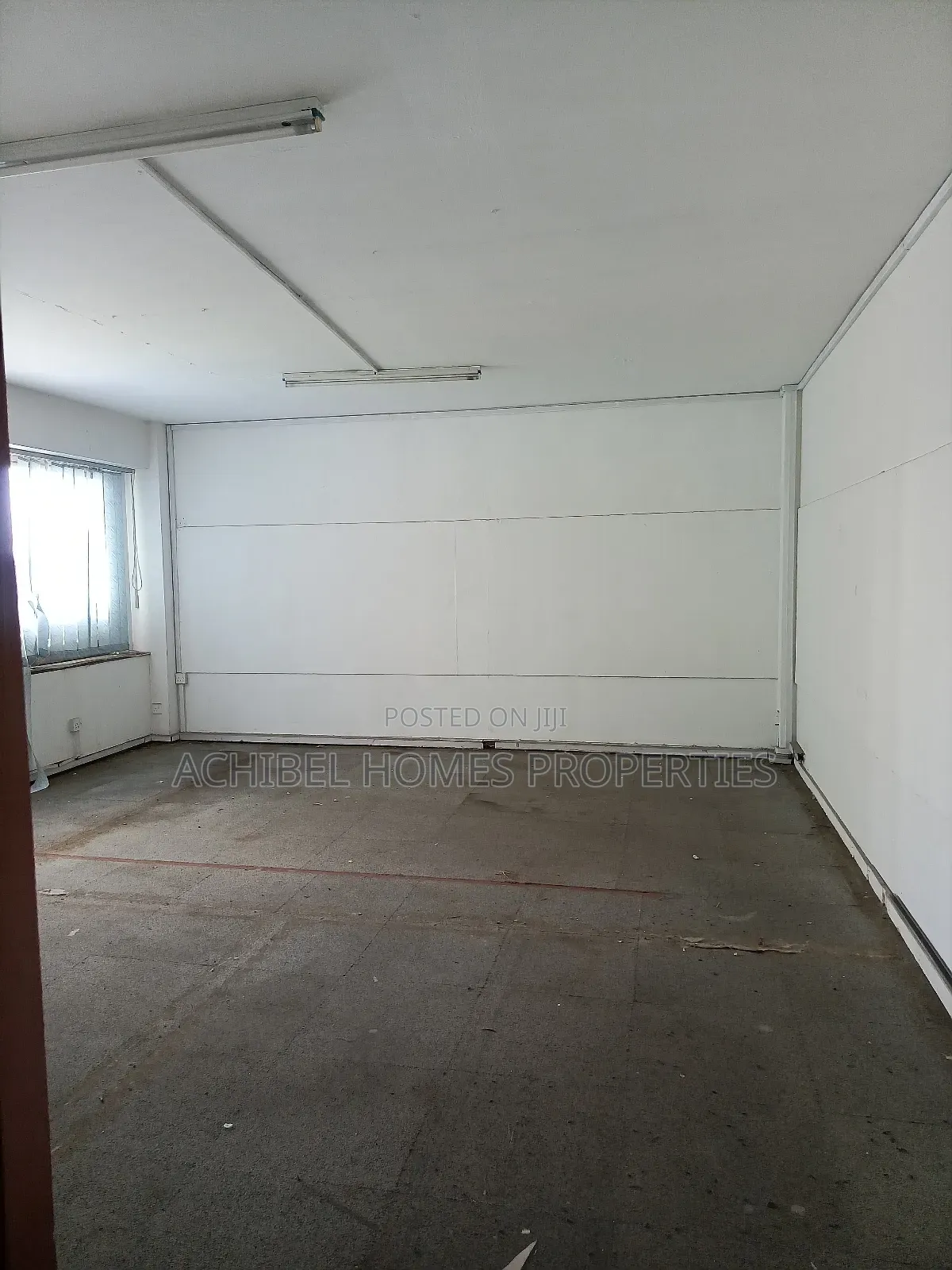 A 31.3 Square Meter Open Office Space at Marina