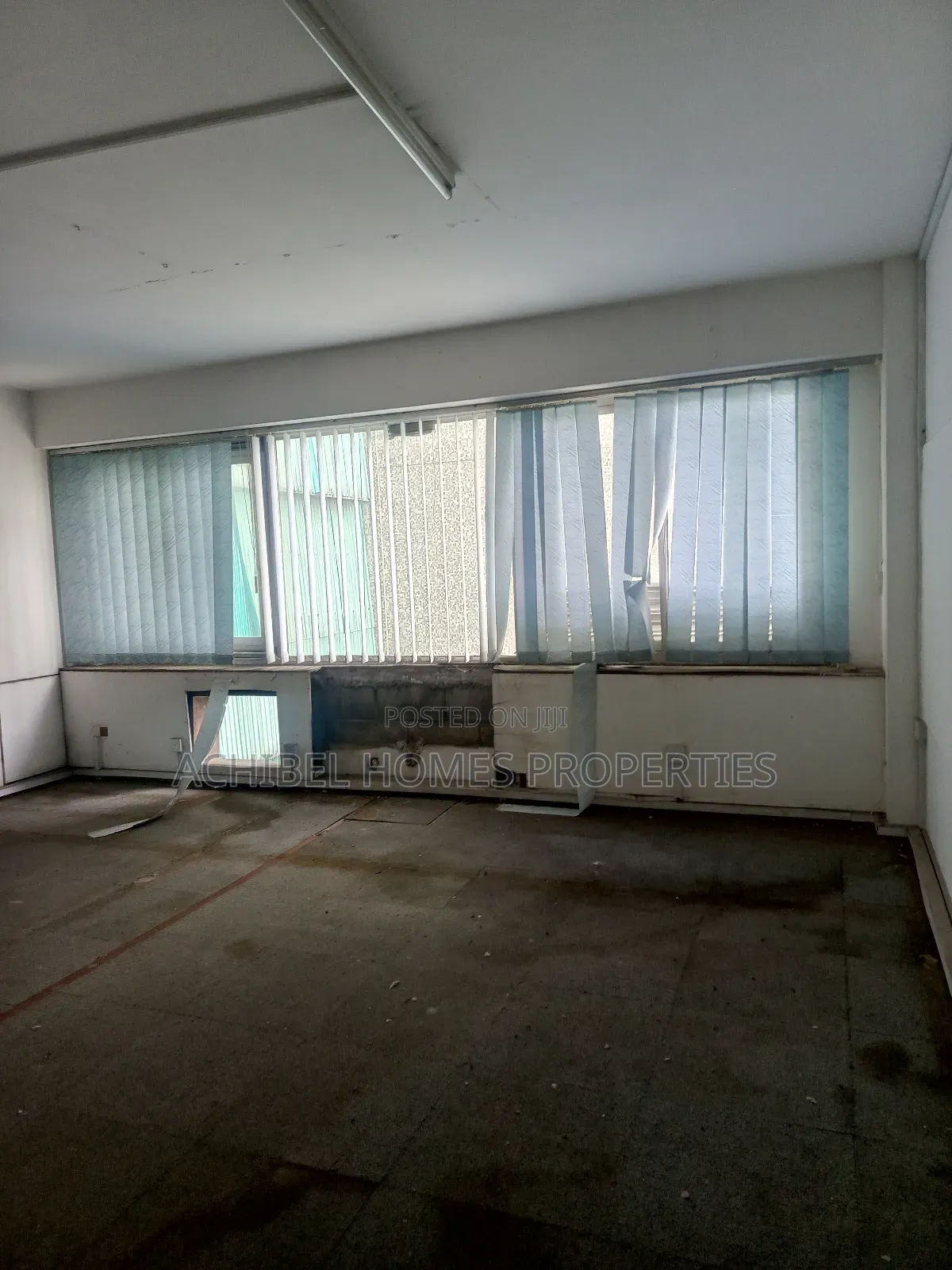 A 31.3 Square Meter Open Office Space at Marina