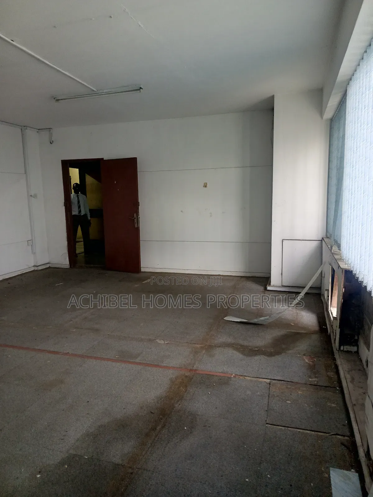 A 31.3 Square Meter Open Office Space at Marina