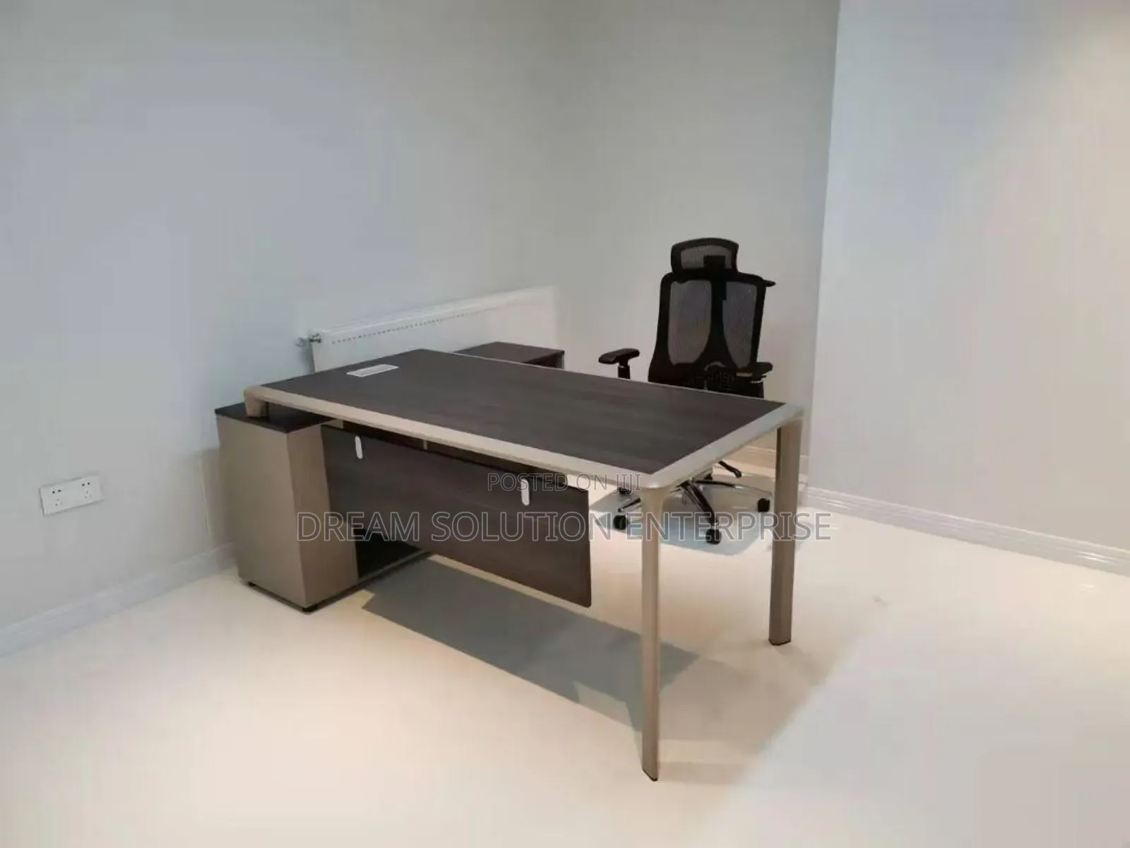 Quality Imported Foreign Office Table With Metal Leg