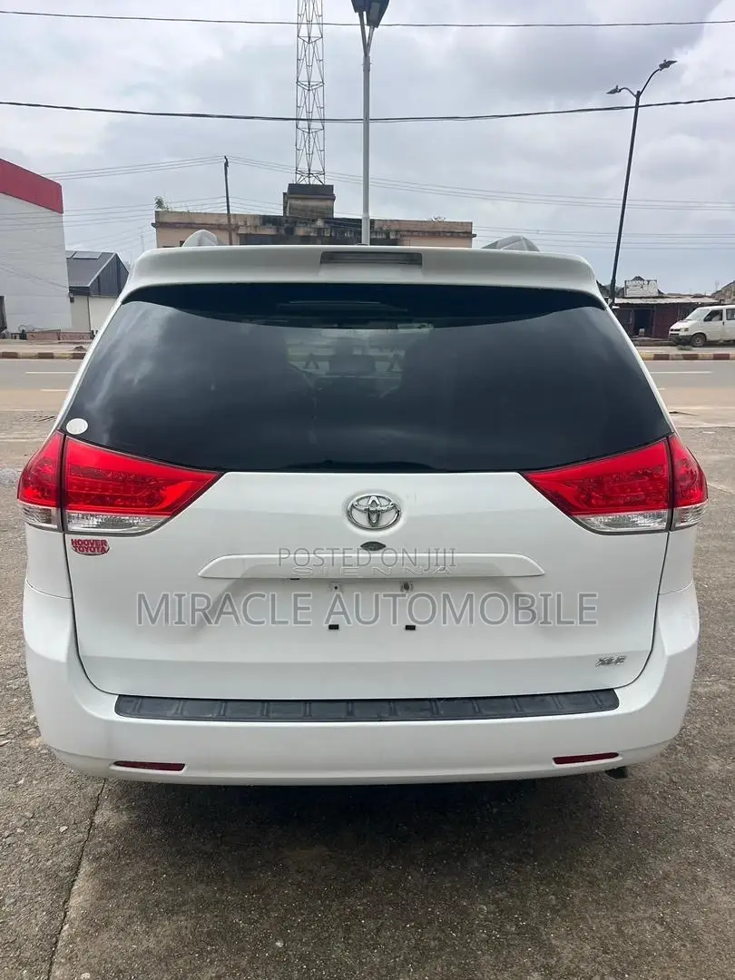 Toyota Sienna XLE 7 Passenger 2011 White