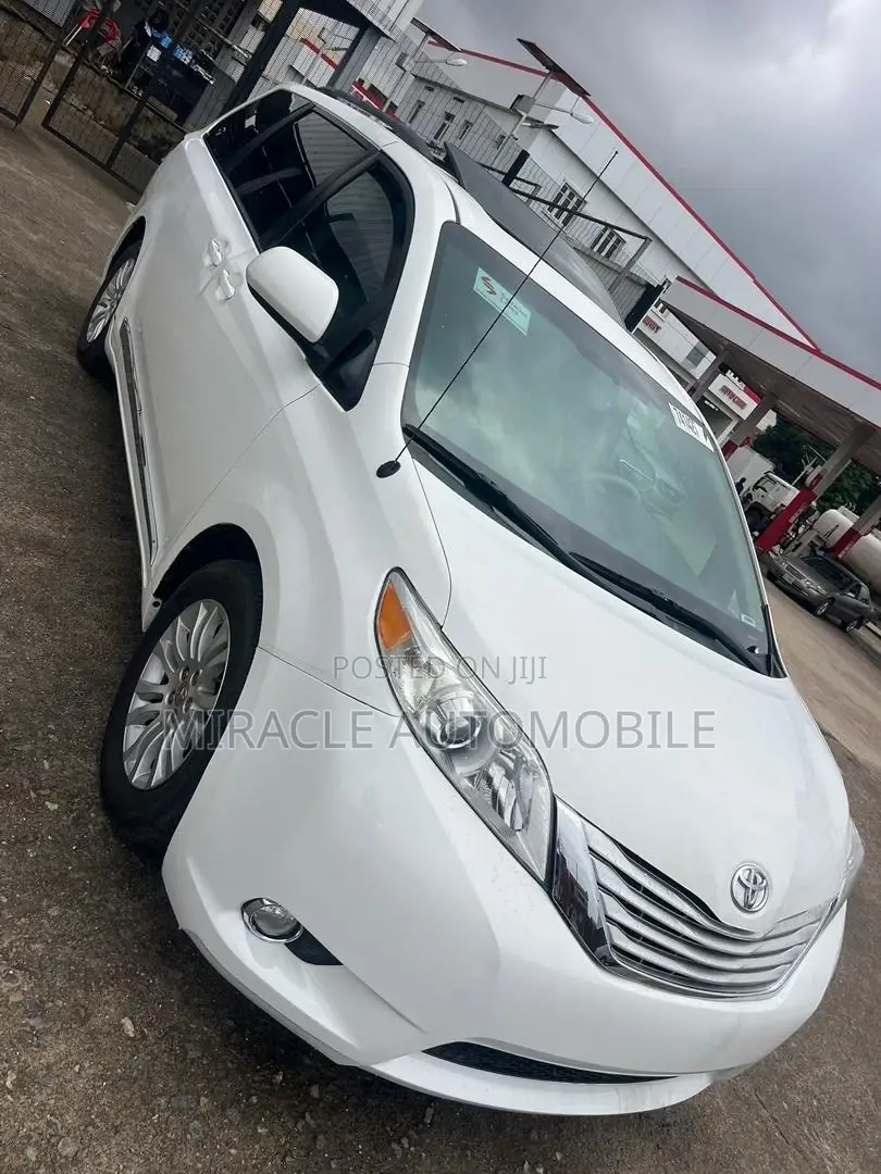Toyota Sienna XLE 7 Passenger 2011 White