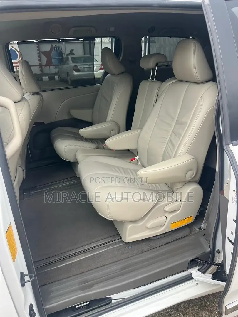 Toyota Sienna XLE 7 Passenger 2011 White
