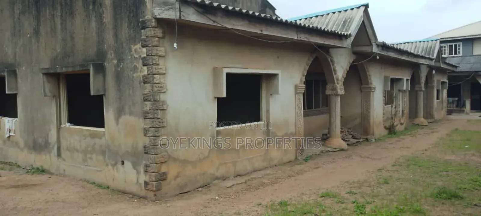 5bdrm Bungalow in New Airport Road, Akala Express for sale