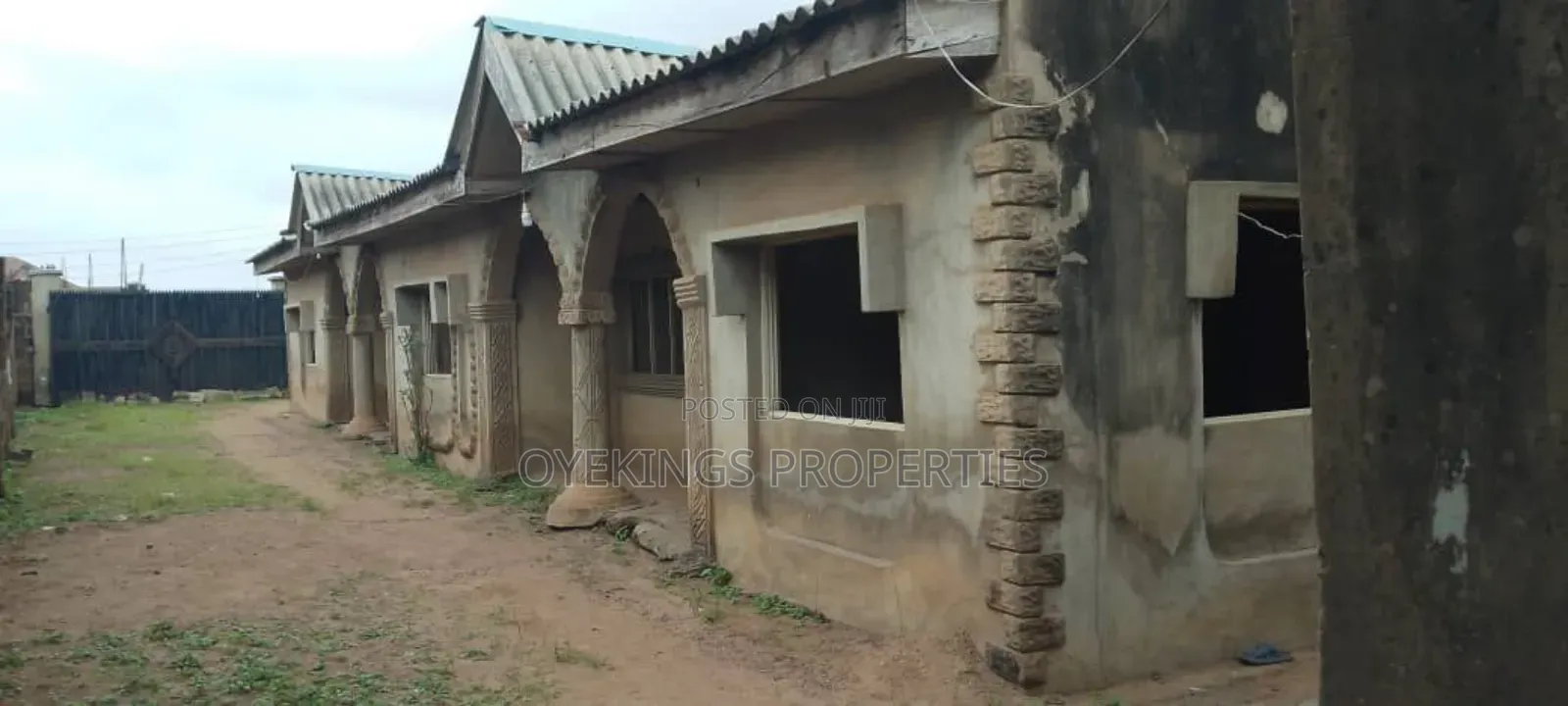 5bdrm Bungalow in New Airport Road, Akala Express for sale