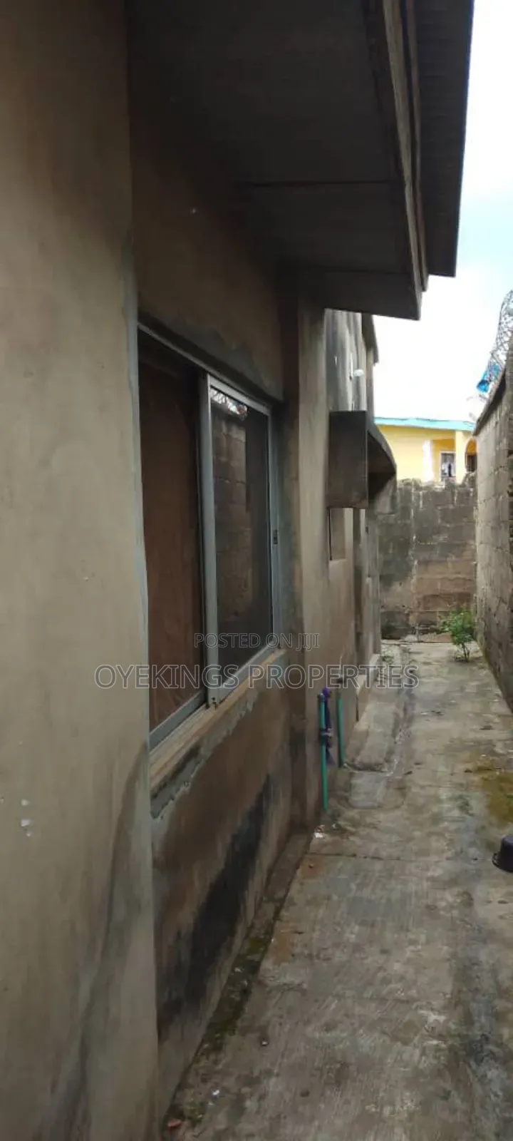5bdrm Bungalow in New Airport Road, Akala Express for sale