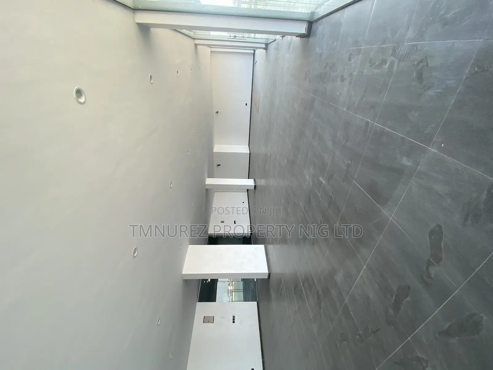 Showroom for Rent at Lakowe