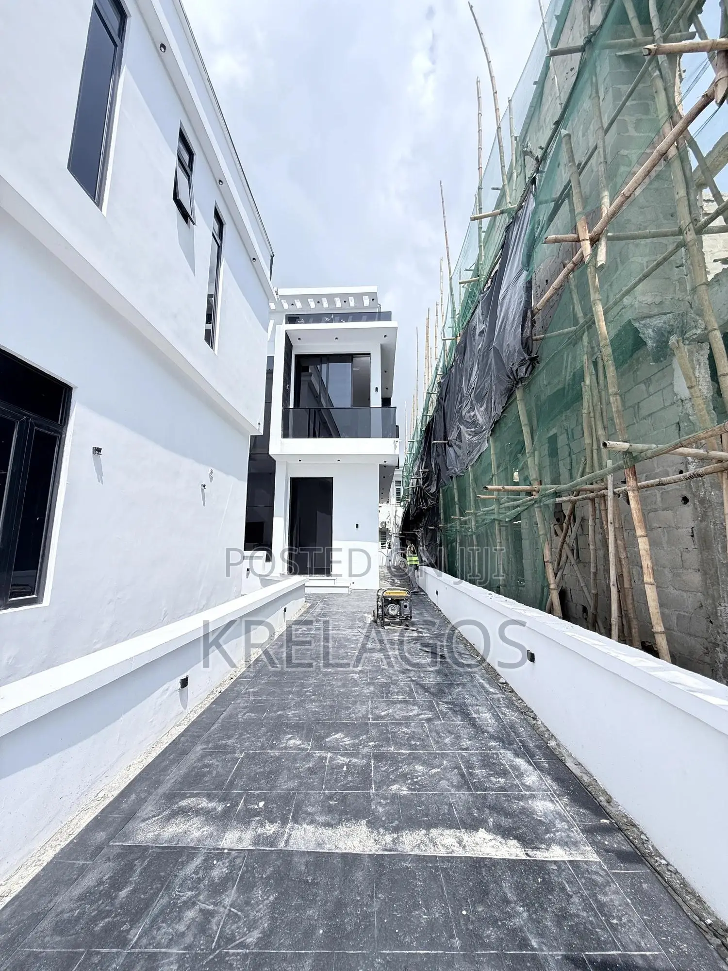 4bdrm Duplex in Orchid, Chevron for sale
