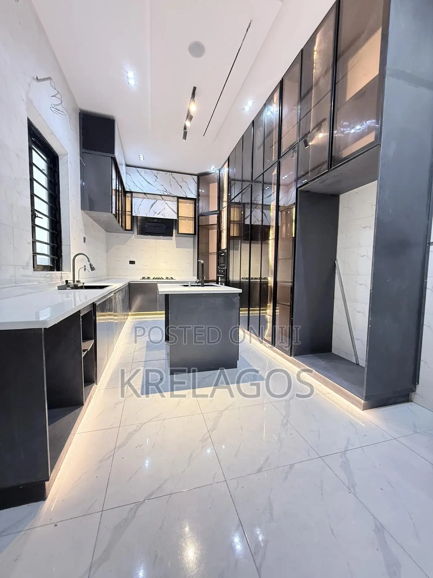 5bdrm Duplex in Orchid, Chevron for sale