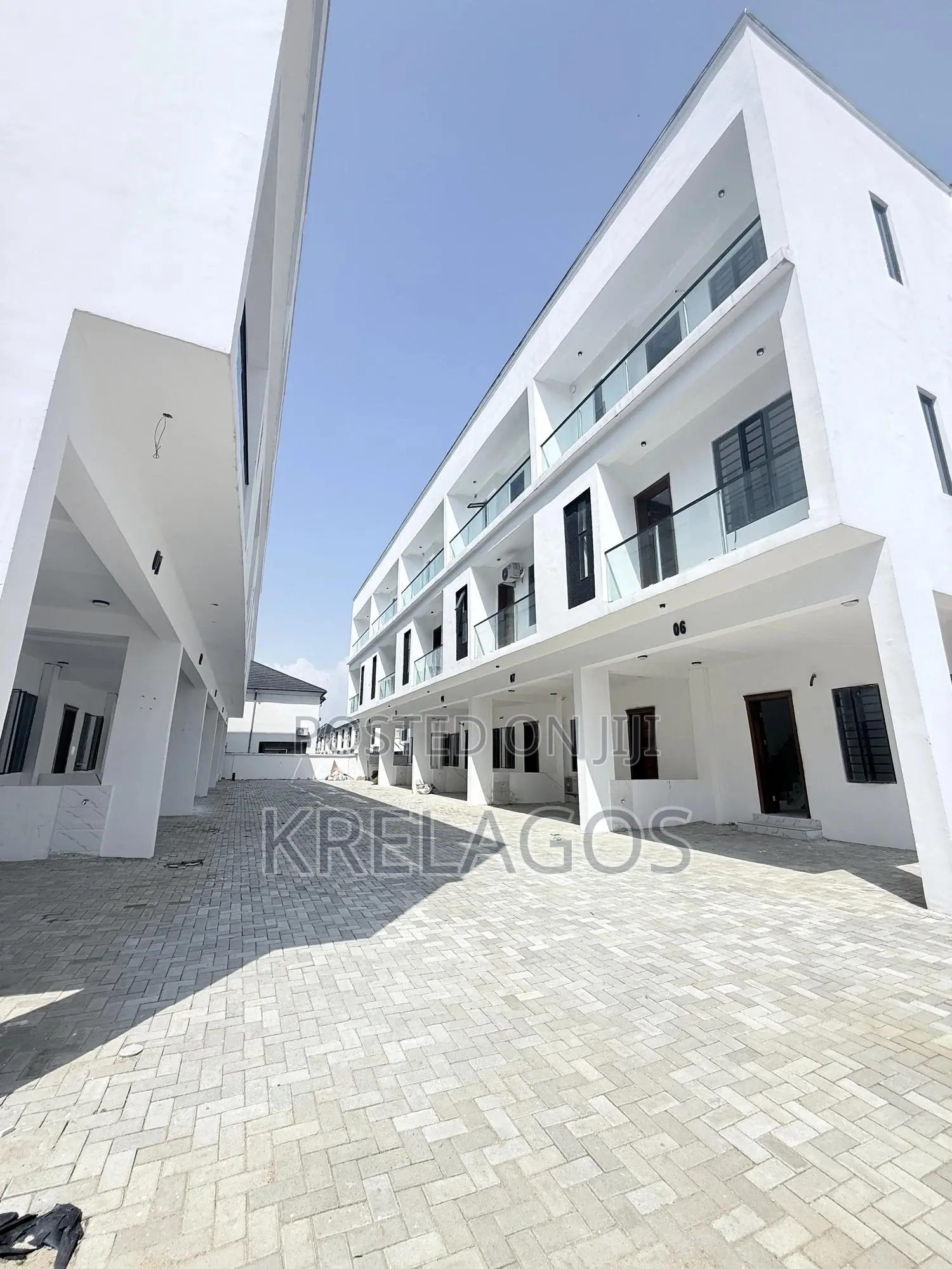 4bdrm Duplex in Orchid, Chevron for sale