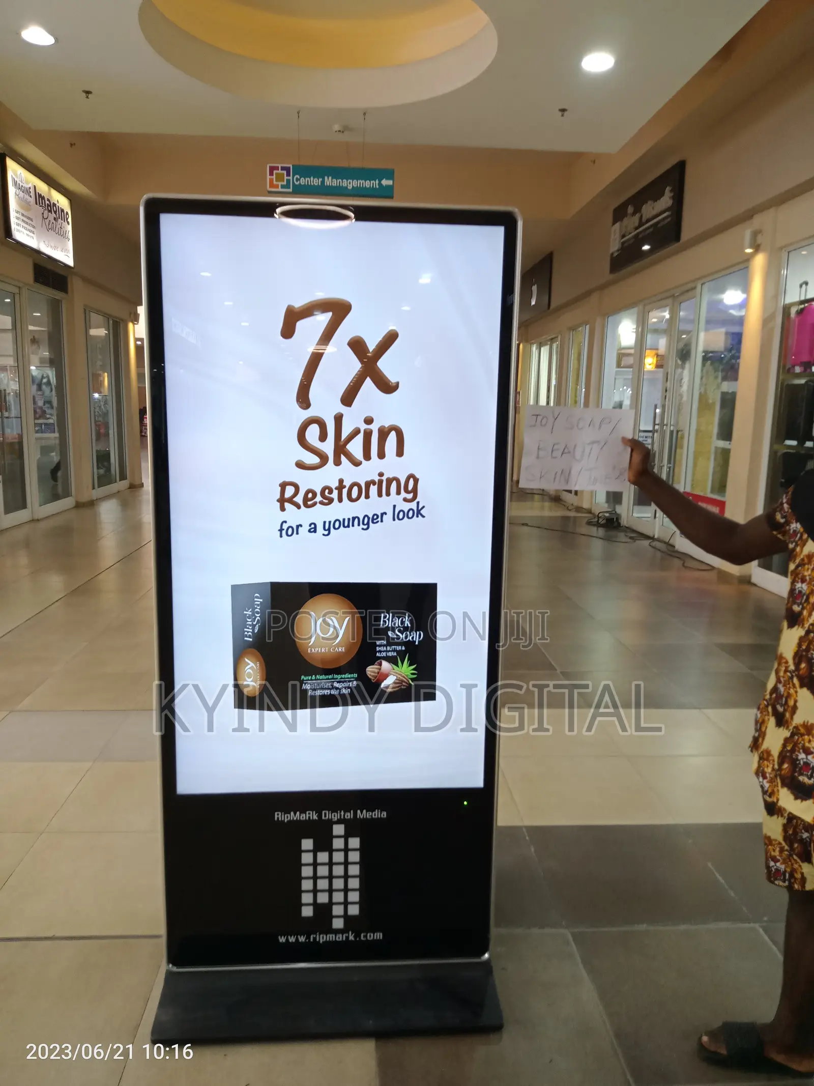 43 Inches Floor Standing Non Touch Screen