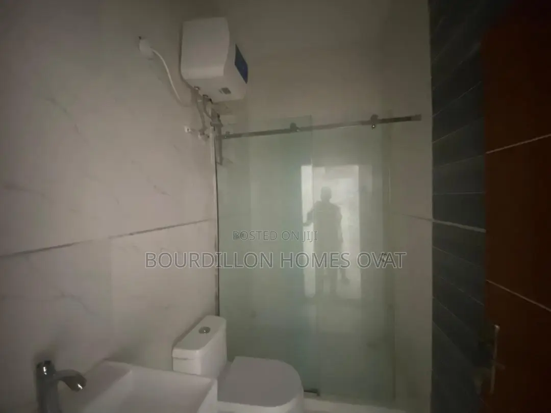 4bdrm Duplex in Harris Drive By Vgc for rent