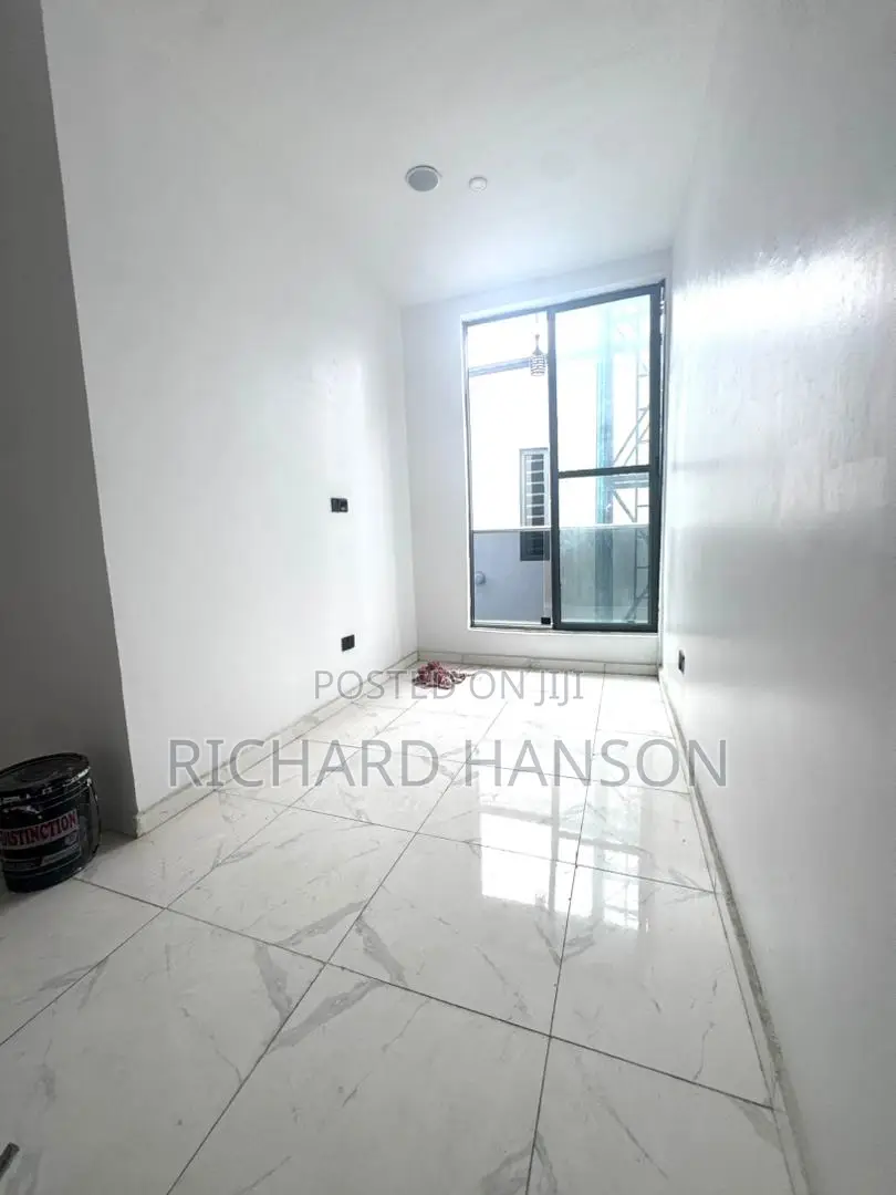 4bdrm Duplex in Thomas Estate for sale