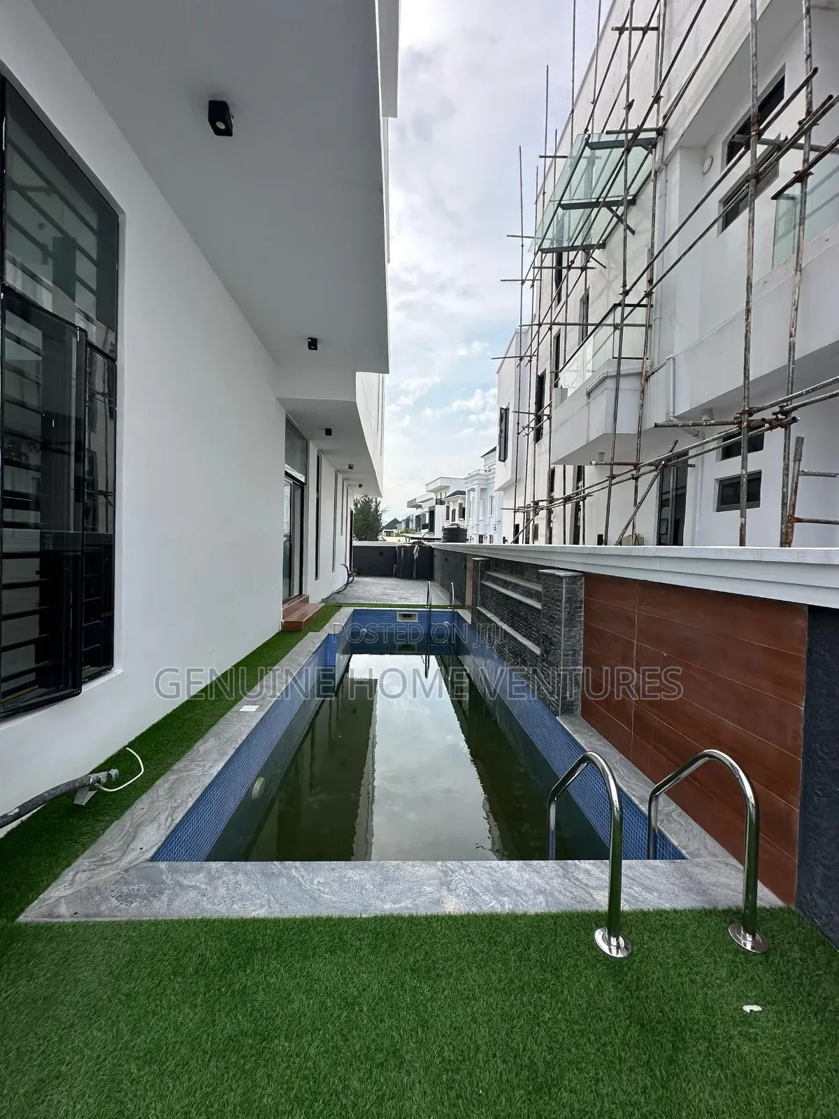 5bdrm Duplex in Ikota Estate for sale