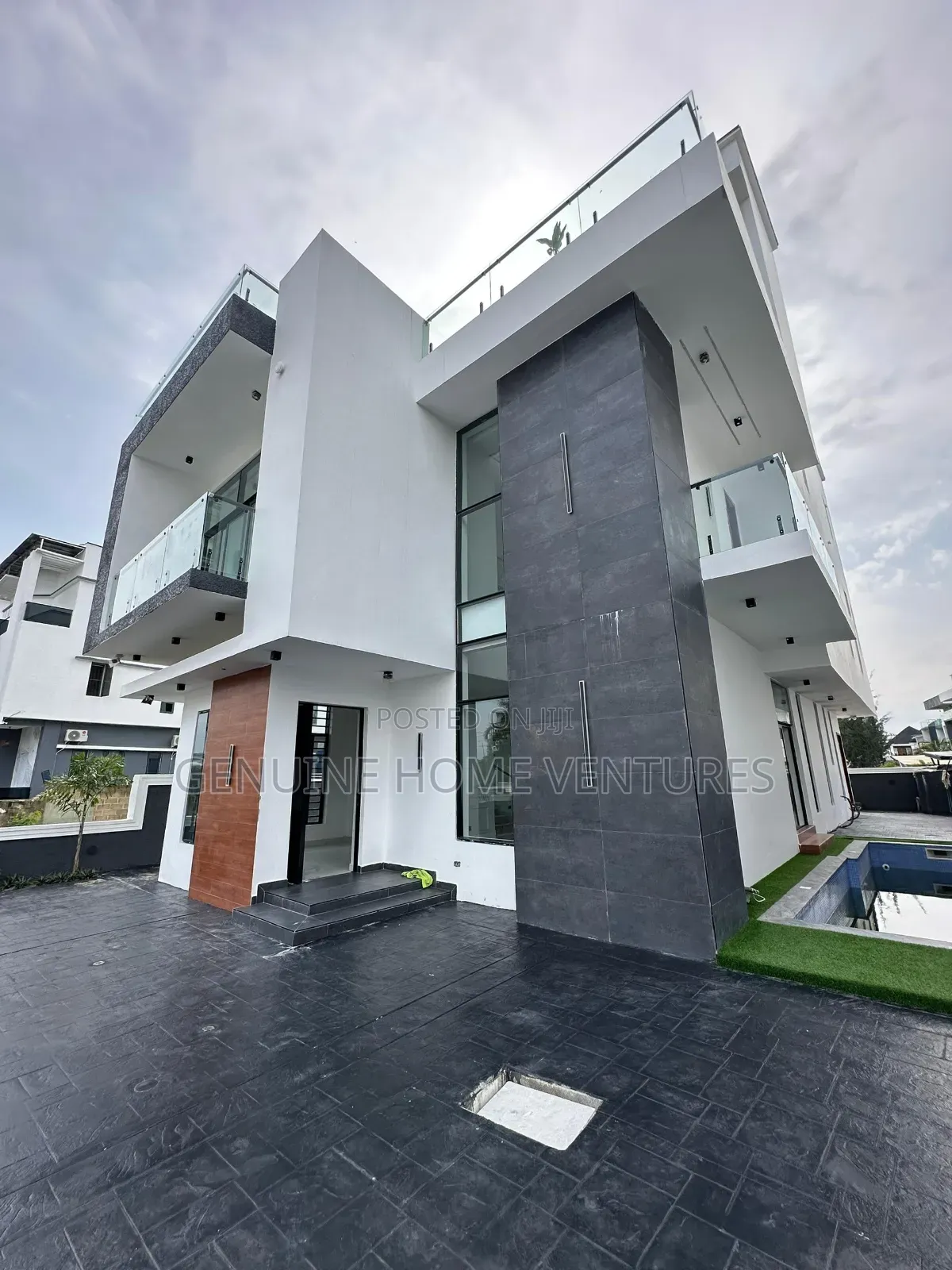 5bdrm Duplex in Ikota Estate for sale